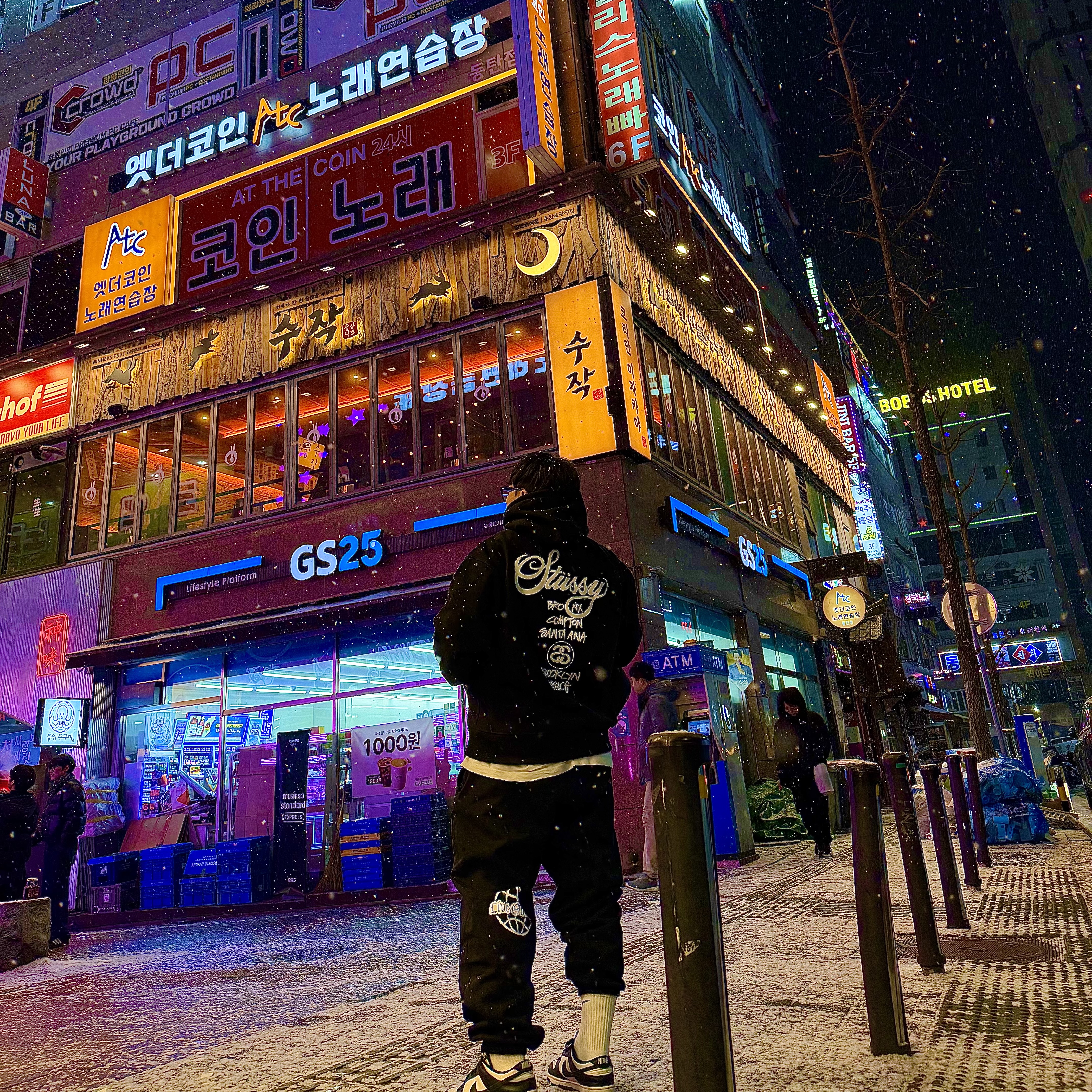 Stussy World Tour Hoodie Black, Nike Solo Swoosh Cuff Fleece Pants Black (IQ5560-010) 착용 스타일