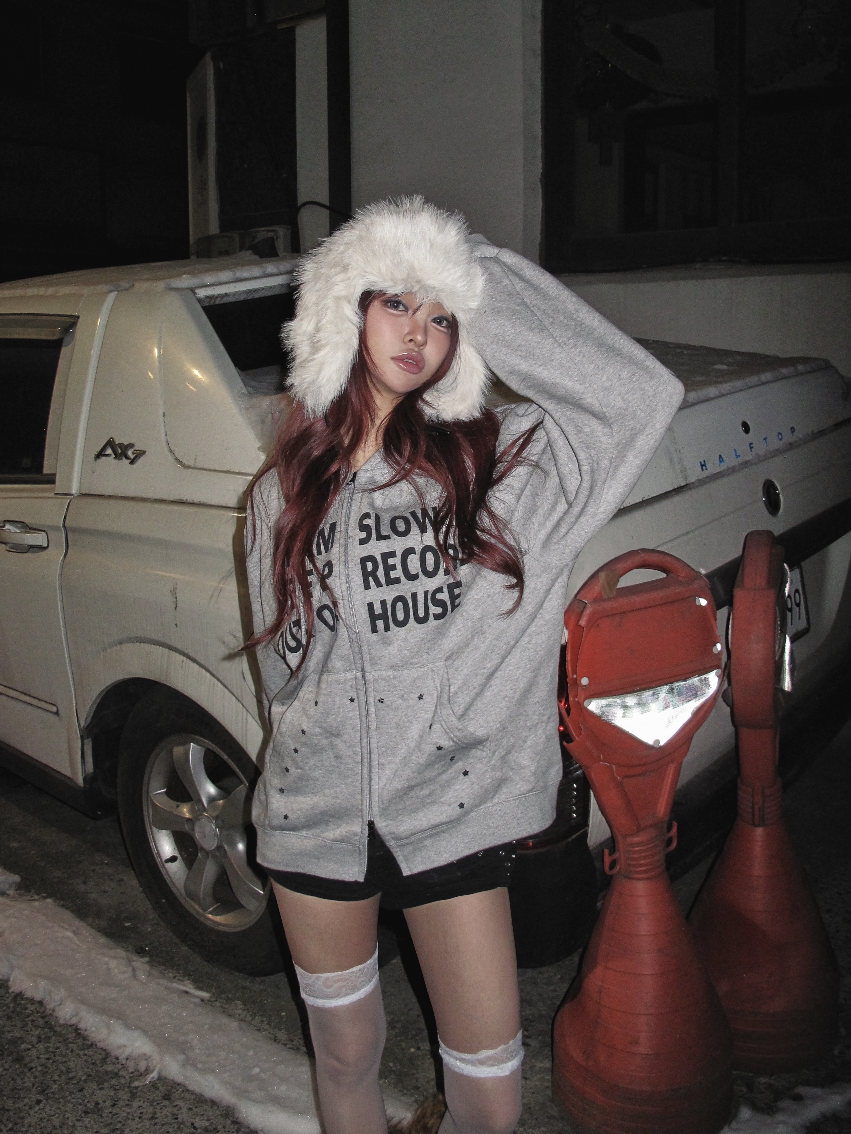 SLOW RECORD HOUSE Typo Star Hood Zip-Up Grey 착용 스타일 - 4
