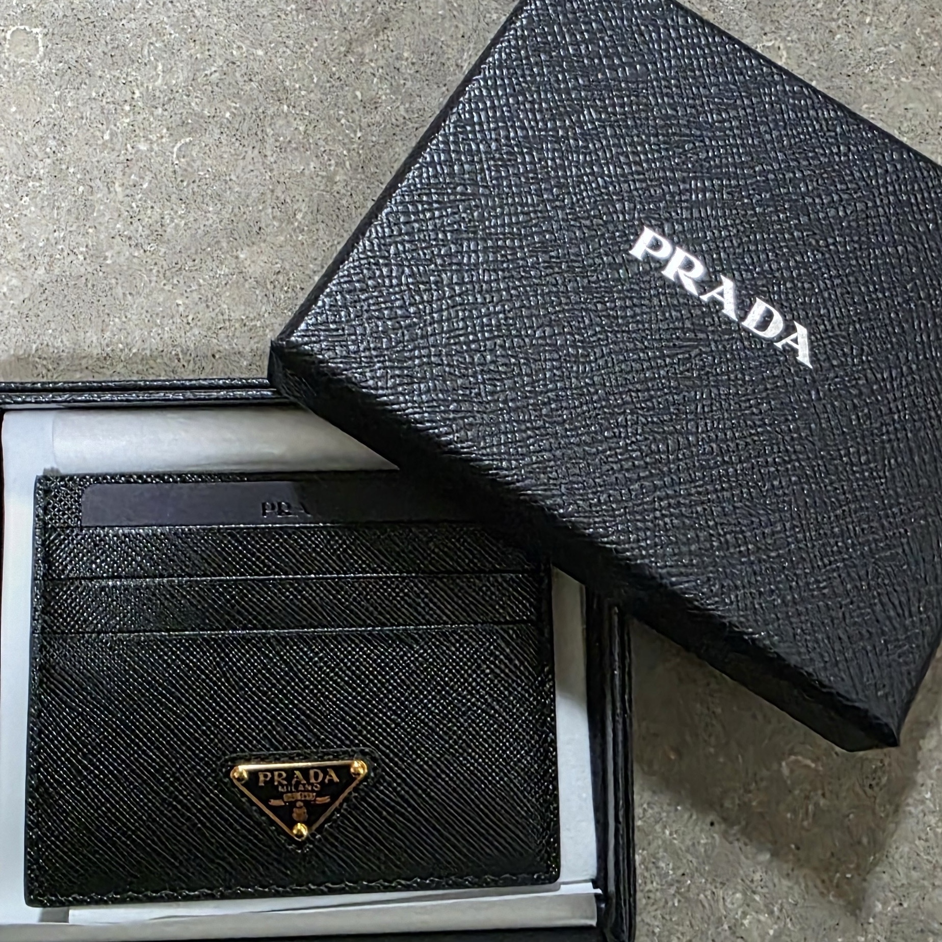 Prada Saffiano Leather Triangle Logo Card Holder Black Gold 착용 스타일
