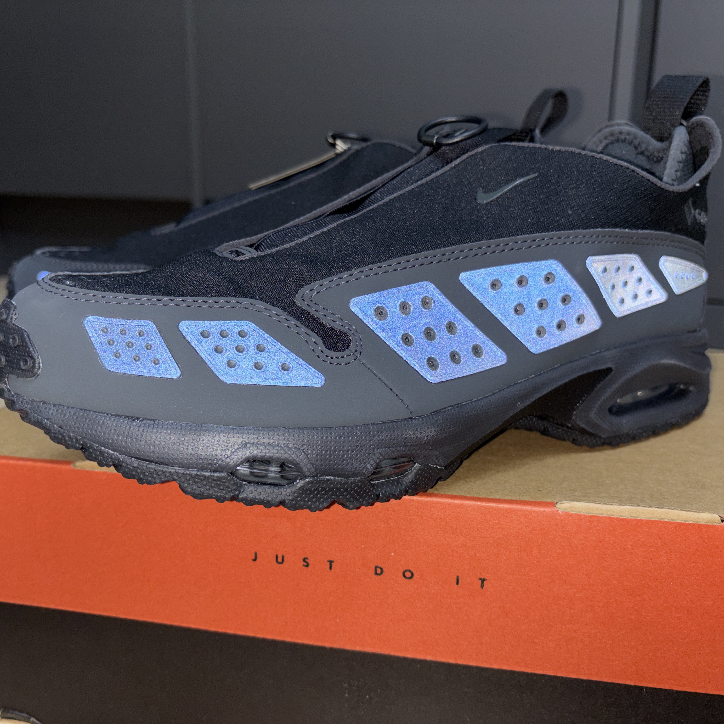 (W) Nike Air Max SNDR Gore-Tex Black and Dark Smoke Grey 착용 스타일 - 3