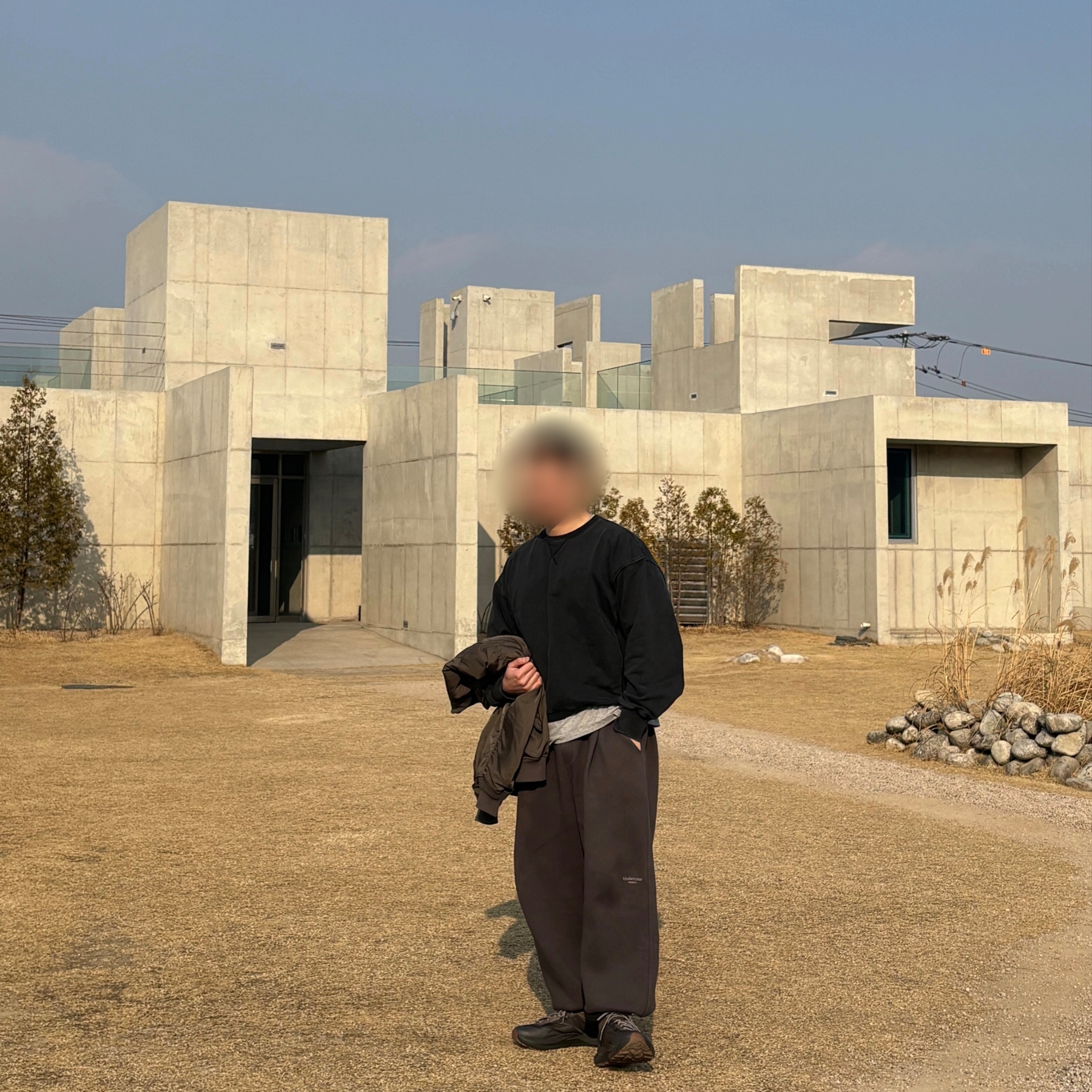 Roa Sella Brown, Undermycar Mu.03 Anti Fxxking Logo Play Oversized Sweat Jogger Olive 착용 스타일 - 3