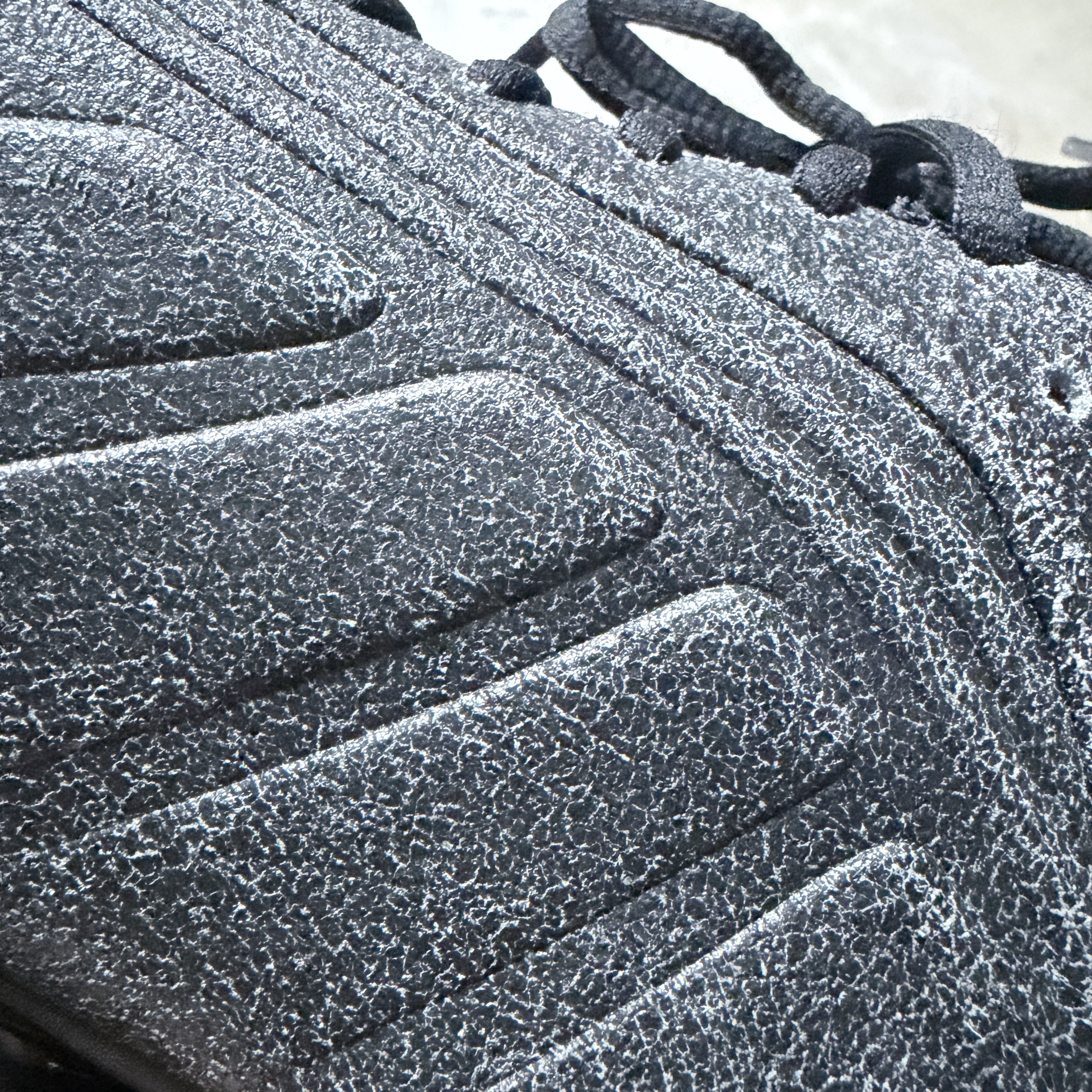 Nike Shox R4 Black and Metallic Silver 착용 스타일 - 4