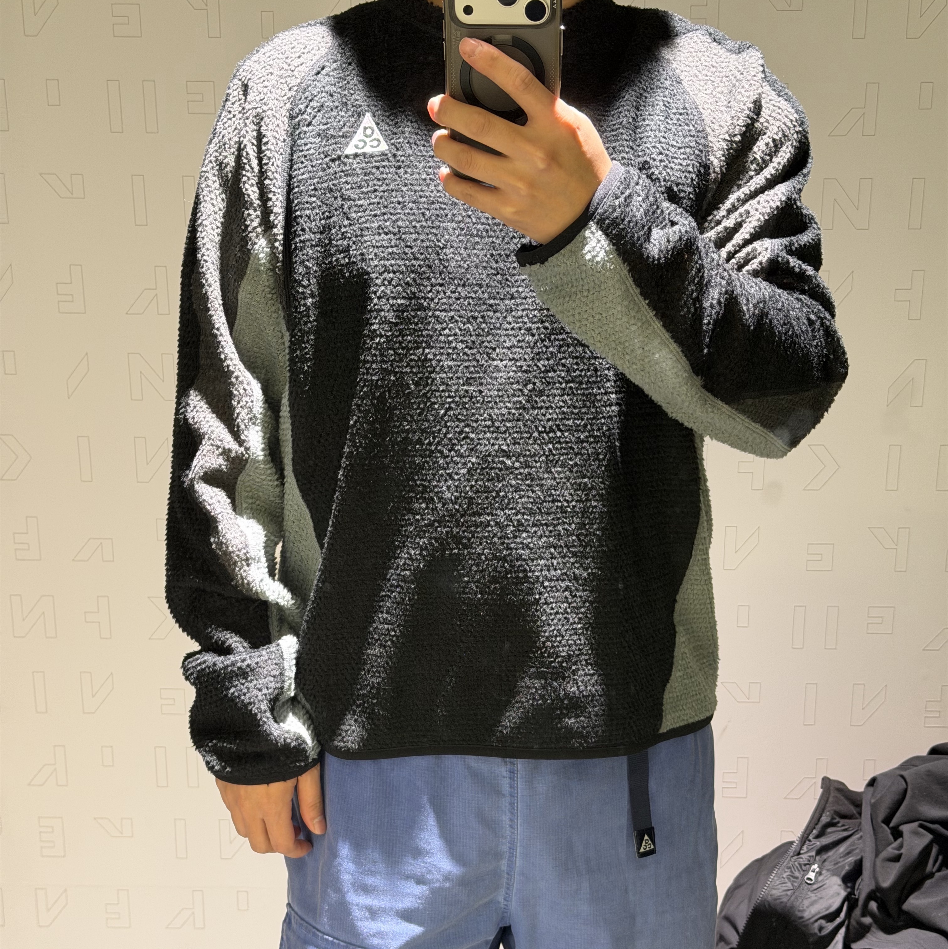 Nike ACG Wolf Lichen Crewneck Black Anthracite - Asia, Nike ACG Watchman Peak Pants Blue Void - Asia 착용 스타일