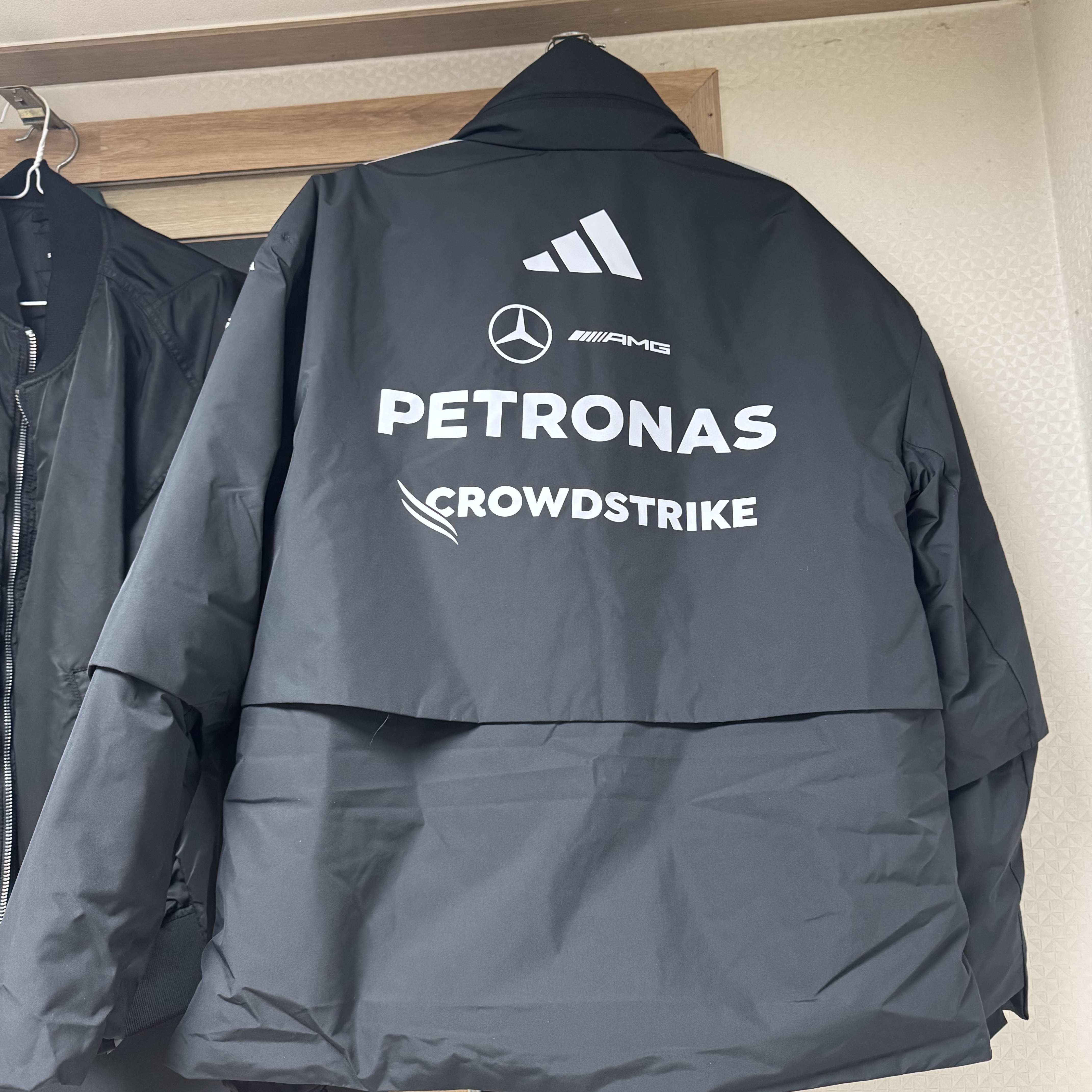 Adidas x Mercedes AMG Petronas F1 Team Engineers Jacket Black - KR Sizing (Non Marking Ver.) 착용 스타일 - 1