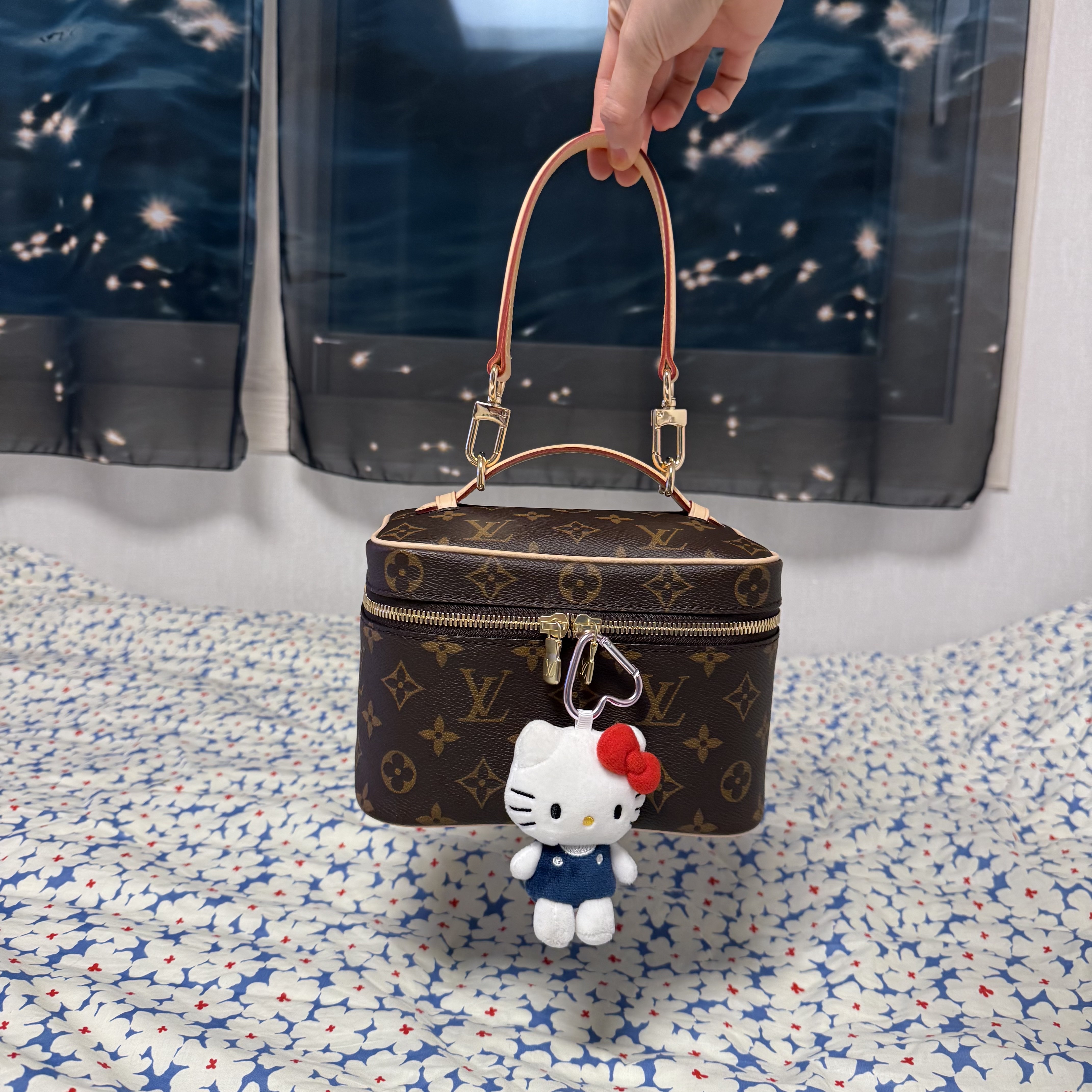 Louis Vuitton Nice Mini Toiletry Pouch Monogram 착용 스타일 - 4