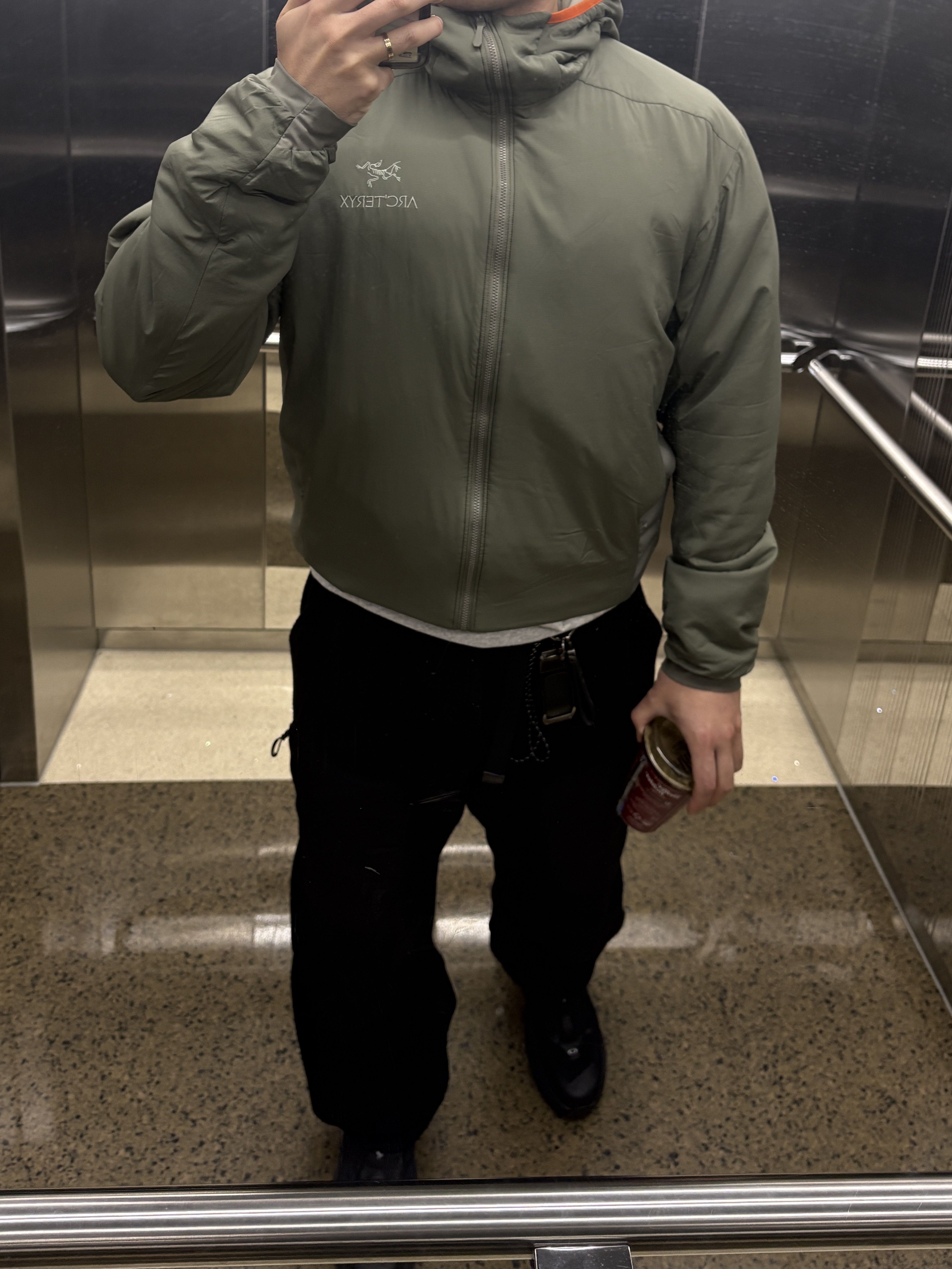 Arc'teryx Atom LT Hoody Forage, Oakley Light Breathe Triple Black 착용 스타일