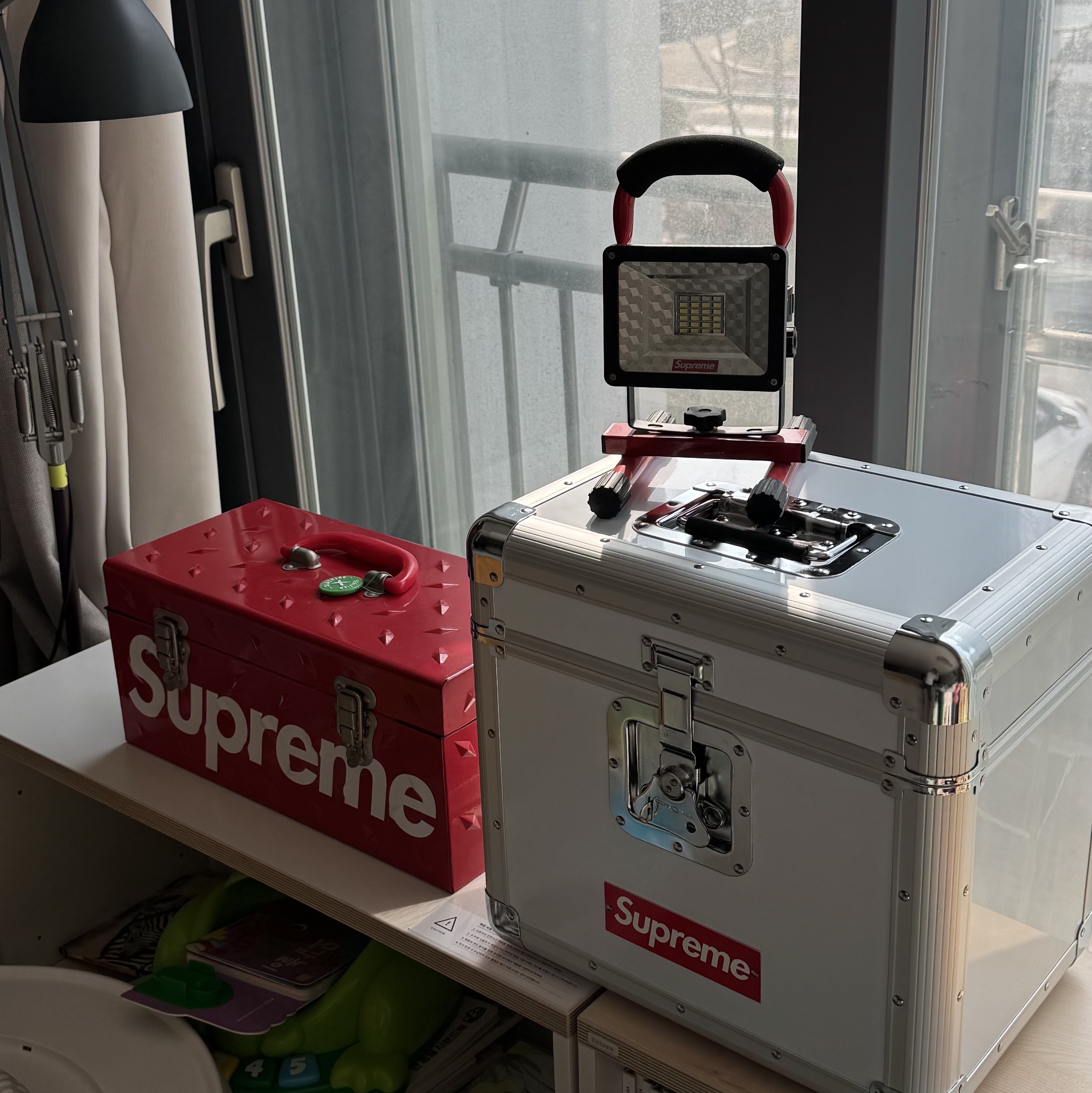 Supreme x Odyssey Record Case White - 25SS, Supreme Diamond Plate Tool Box Red - 18FW 착용 스타일