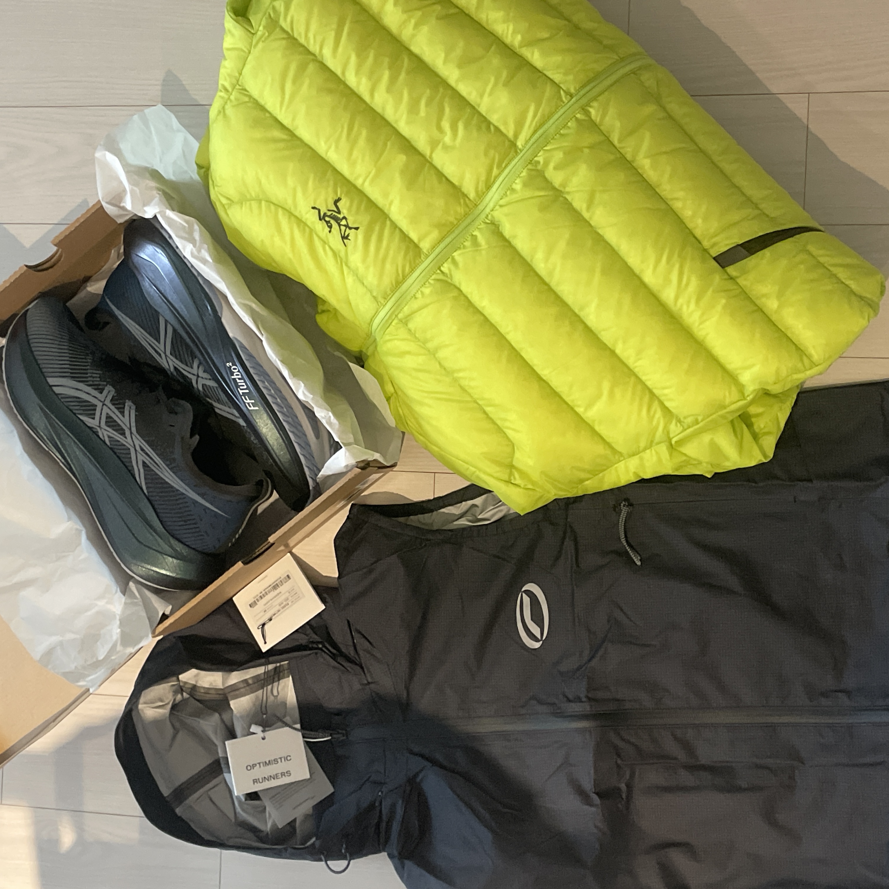 Optimistic Runners Membrane Running Vest Black, Asics Megablast Black White 착용 스타일