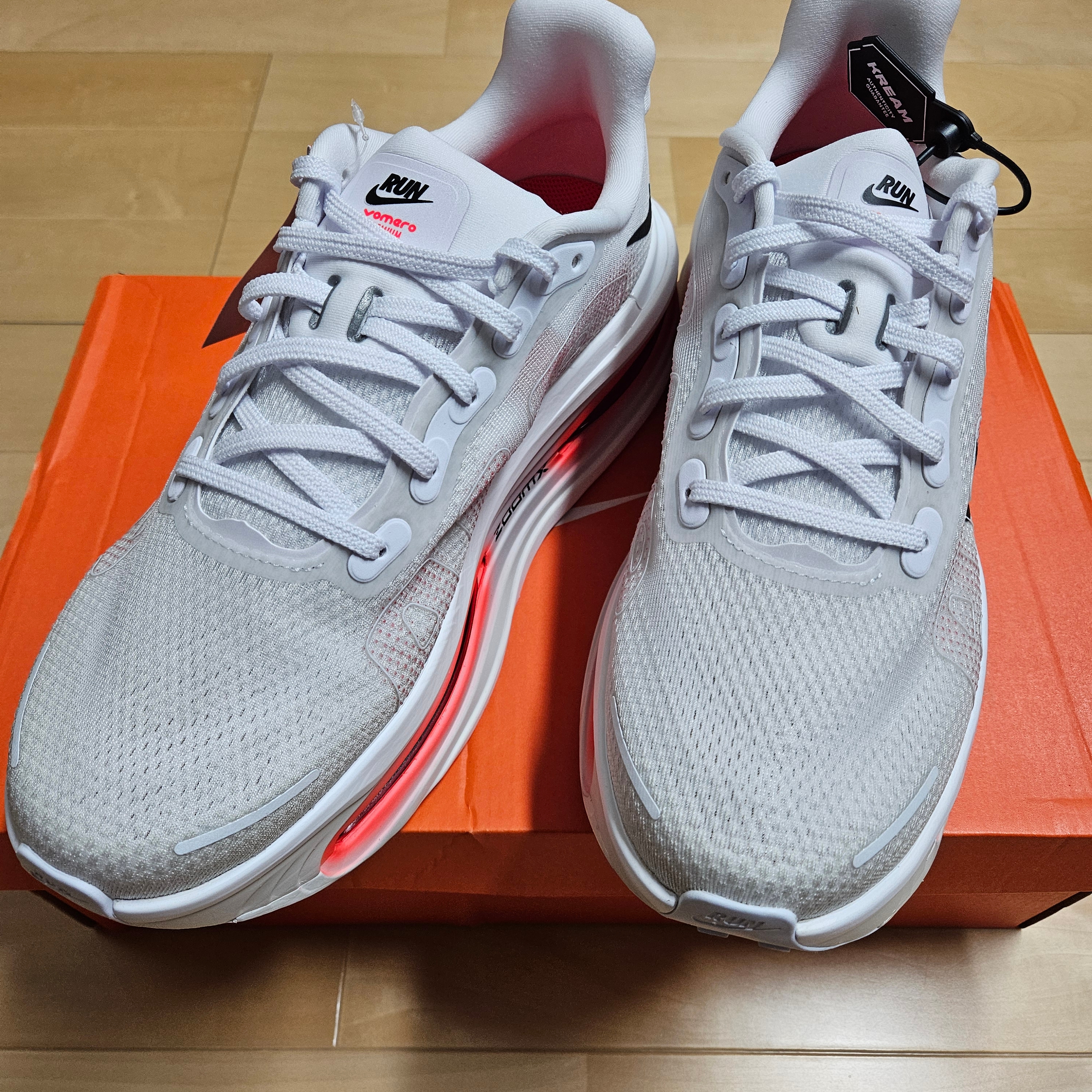 Nike Vomero Premium White Bright Crimson 착용 스타일 - 2