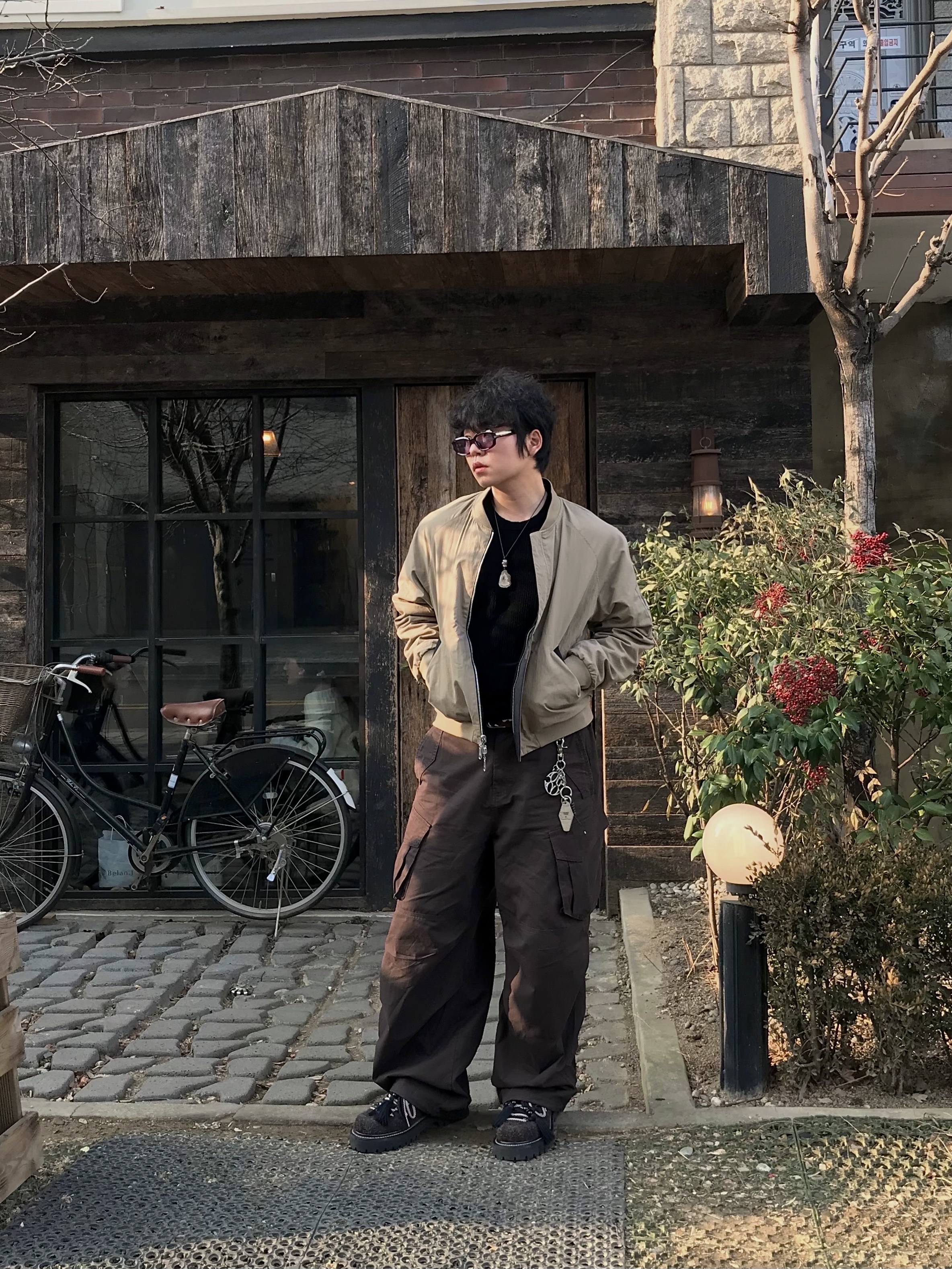 Flavorism VTG Washed Cargo Pants Washed Dark Brown, Libertiworko Librta Black 착용 스타일 - 3