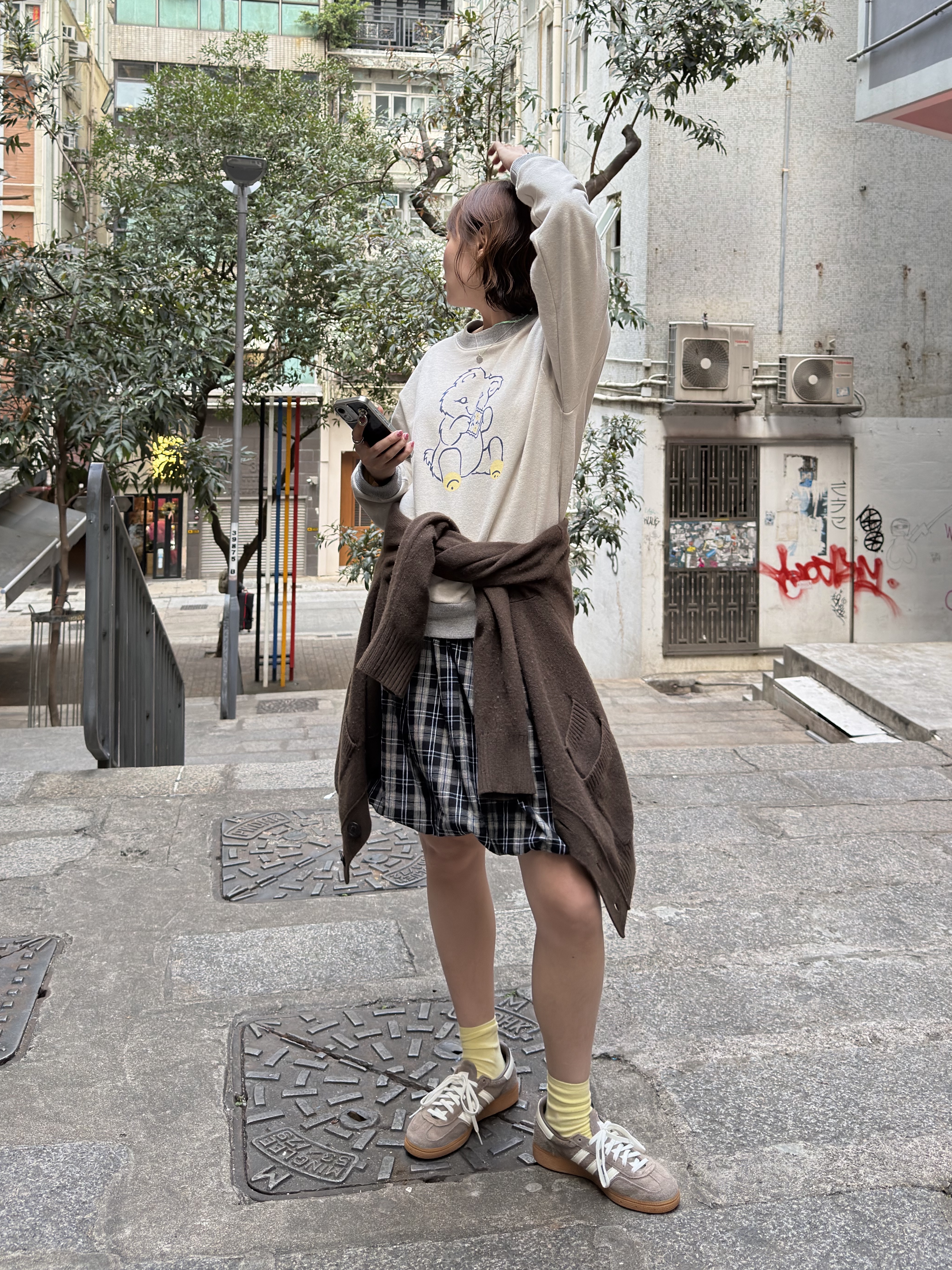 (W) Adidas Spezial Handball Earth Strata Off White, Kapital Top Fleece Crew Sweatshirt Peckish Little Bear Patch Kinari Gray 착용 스타일 - 4
