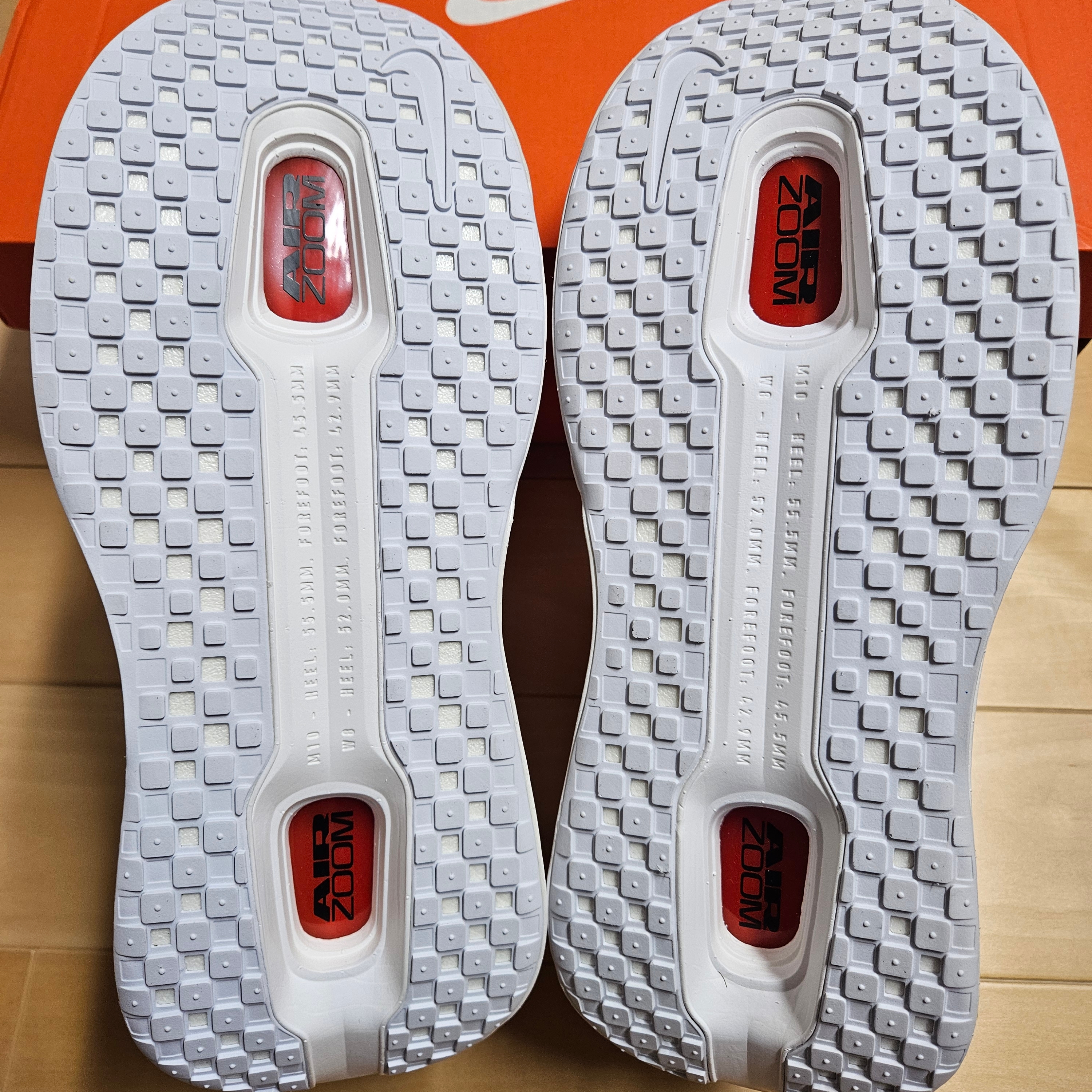 Nike Vomero Premium White Bright Crimson 착용 스타일 - 5