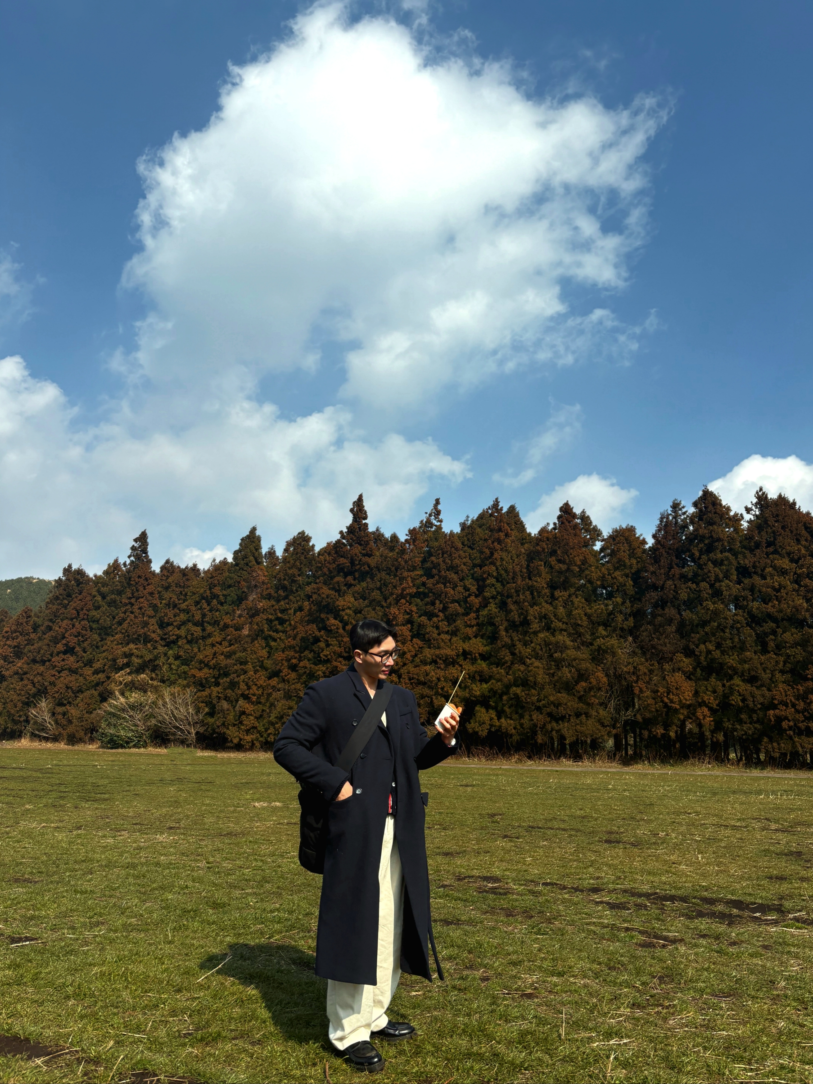 Bottega Veneta Large Arco Padded Tote Bag Black, Thom Browne Donegal Cable 4-Bar V-Neck Cardigan Navy 착용 스타일 - 2