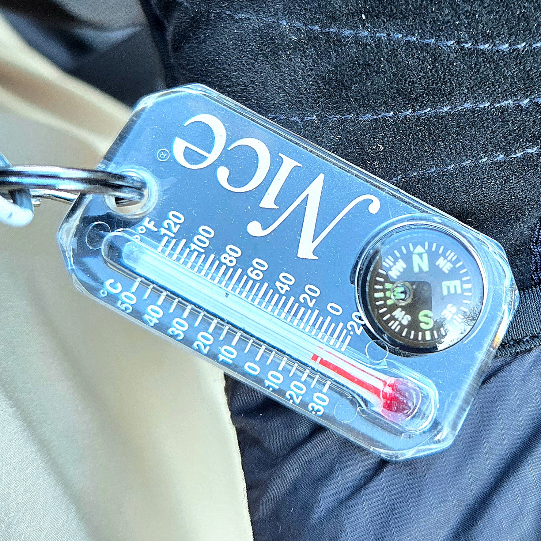Nice Weather Nice Thermometer Keyring Black 착용 스타일