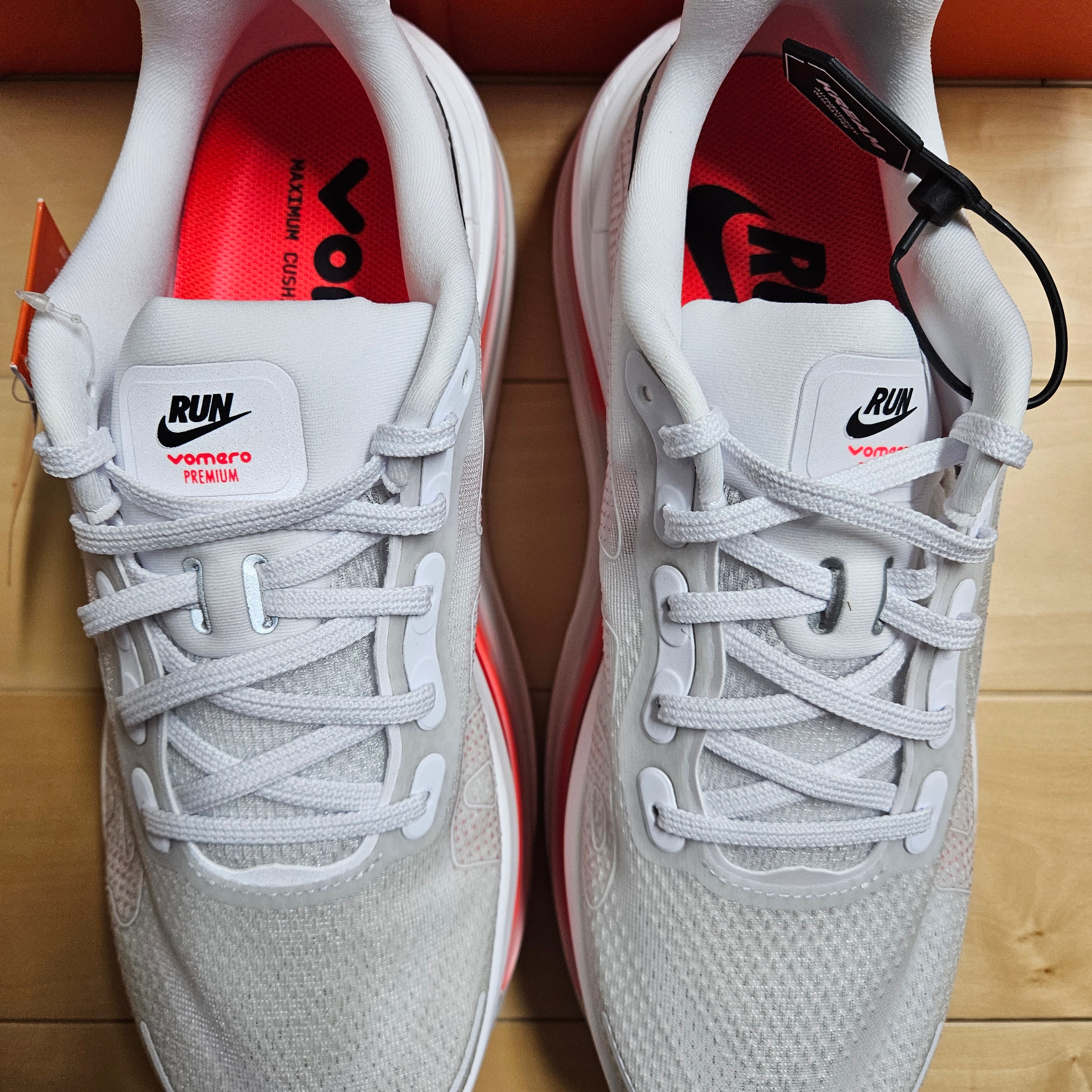 Nike Vomero Premium White Bright Crimson 착용 스타일 - 4