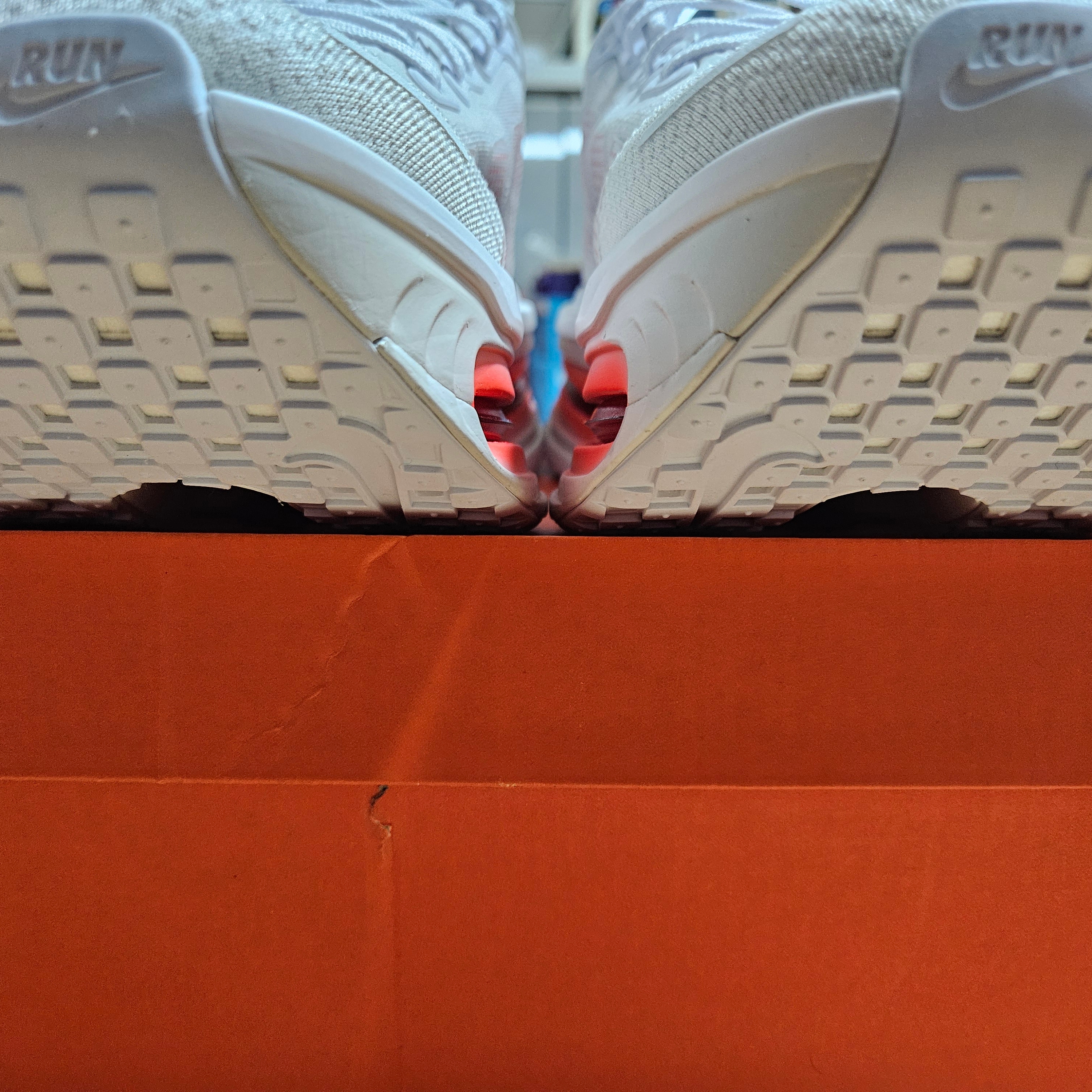 Nike Vomero Premium White Bright Crimson 착용 스타일 - 6