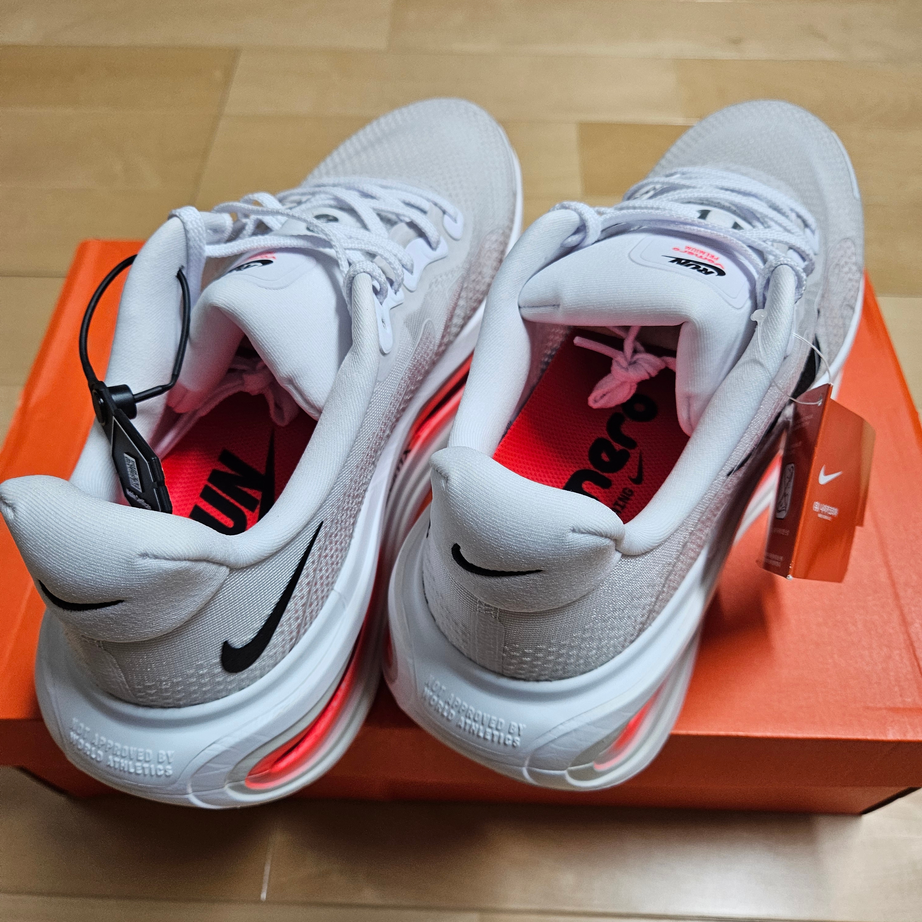 Nike Vomero Premium White Bright Crimson 착용 스타일 - 3