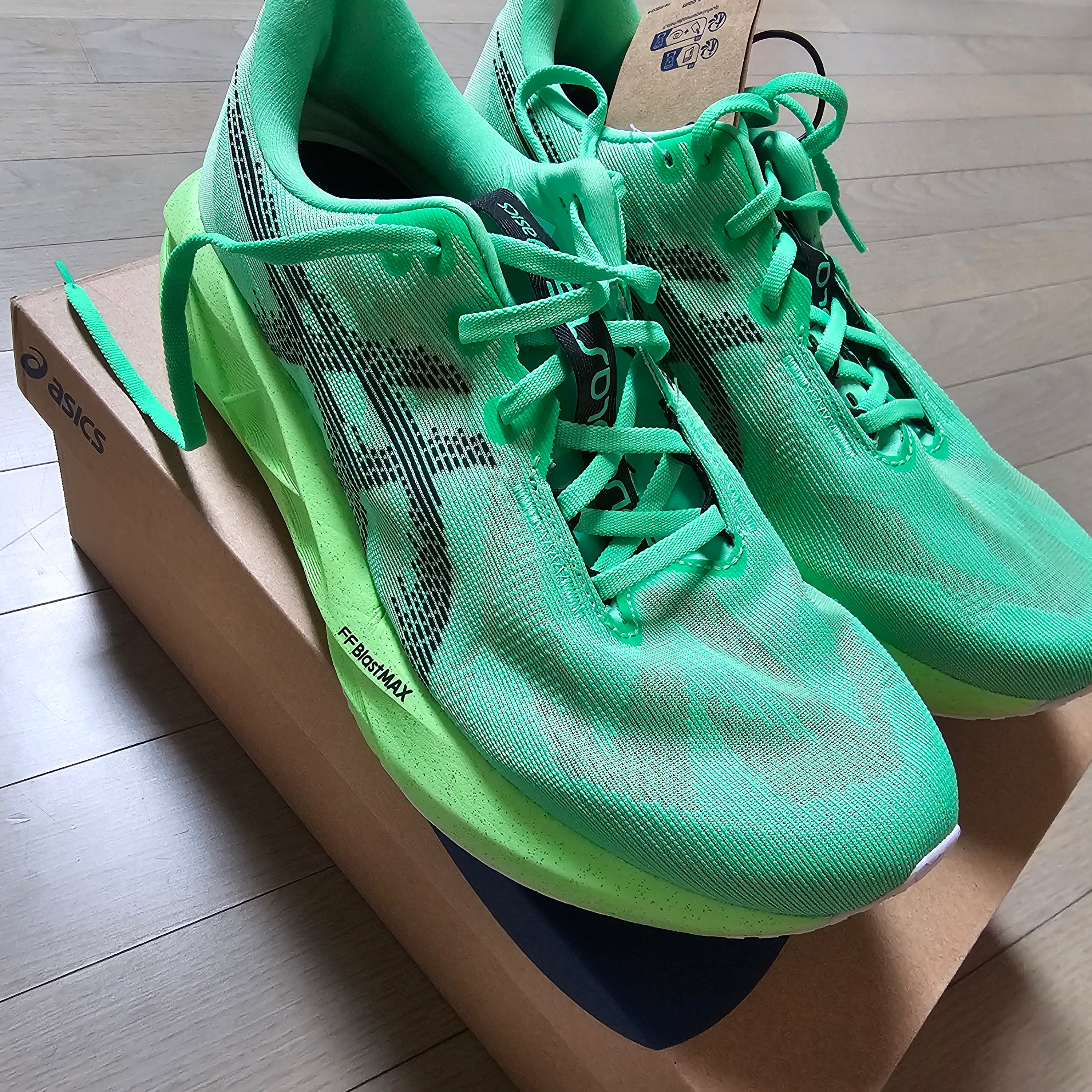 Asics Novablast 5 Ekiden Vital Green Black 착용 스타일