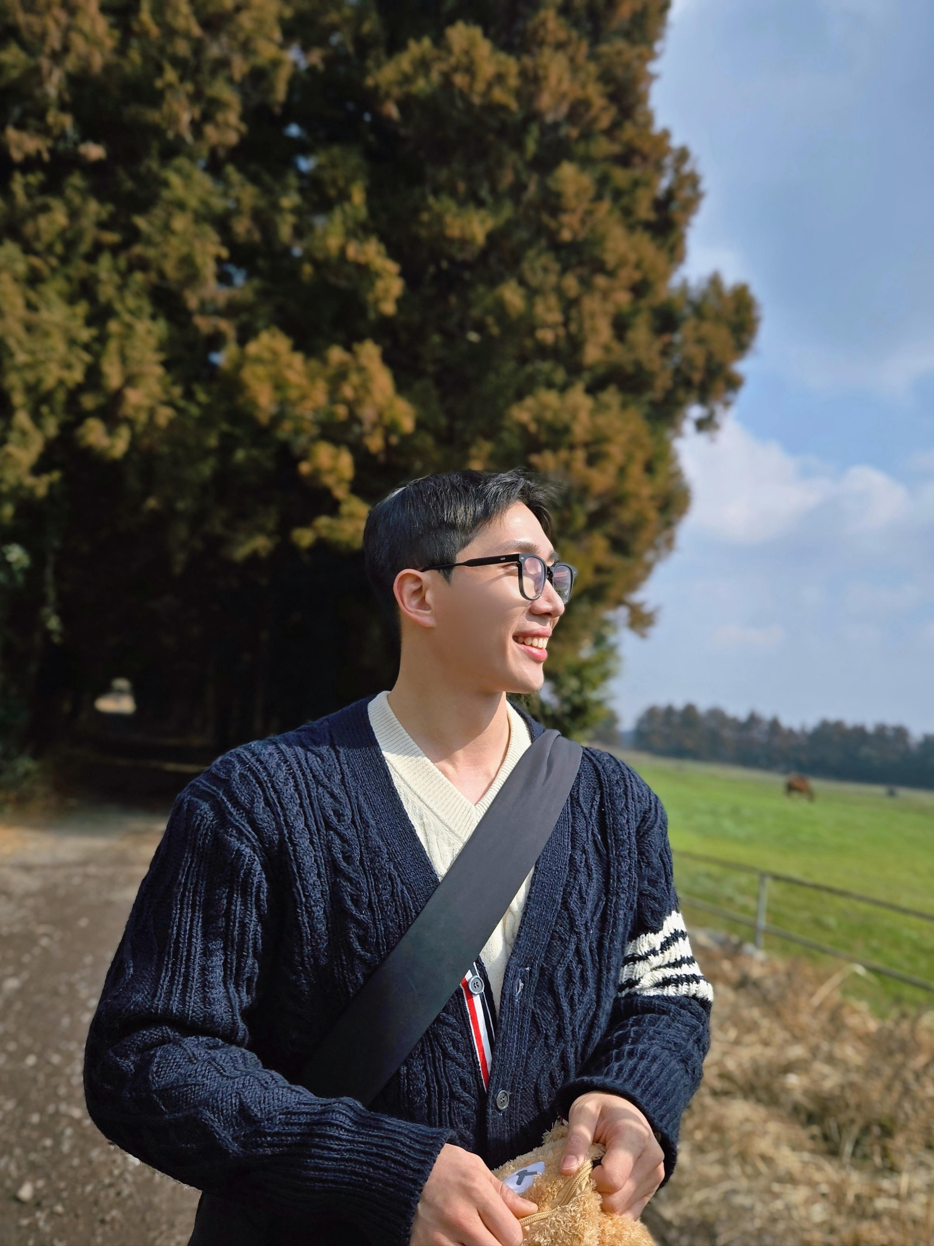 Bottega Veneta Large Arco Padded Tote Bag Black, Thom Browne Donegal Cable 4-Bar V-Neck Cardigan Navy 착용 스타일 - 4