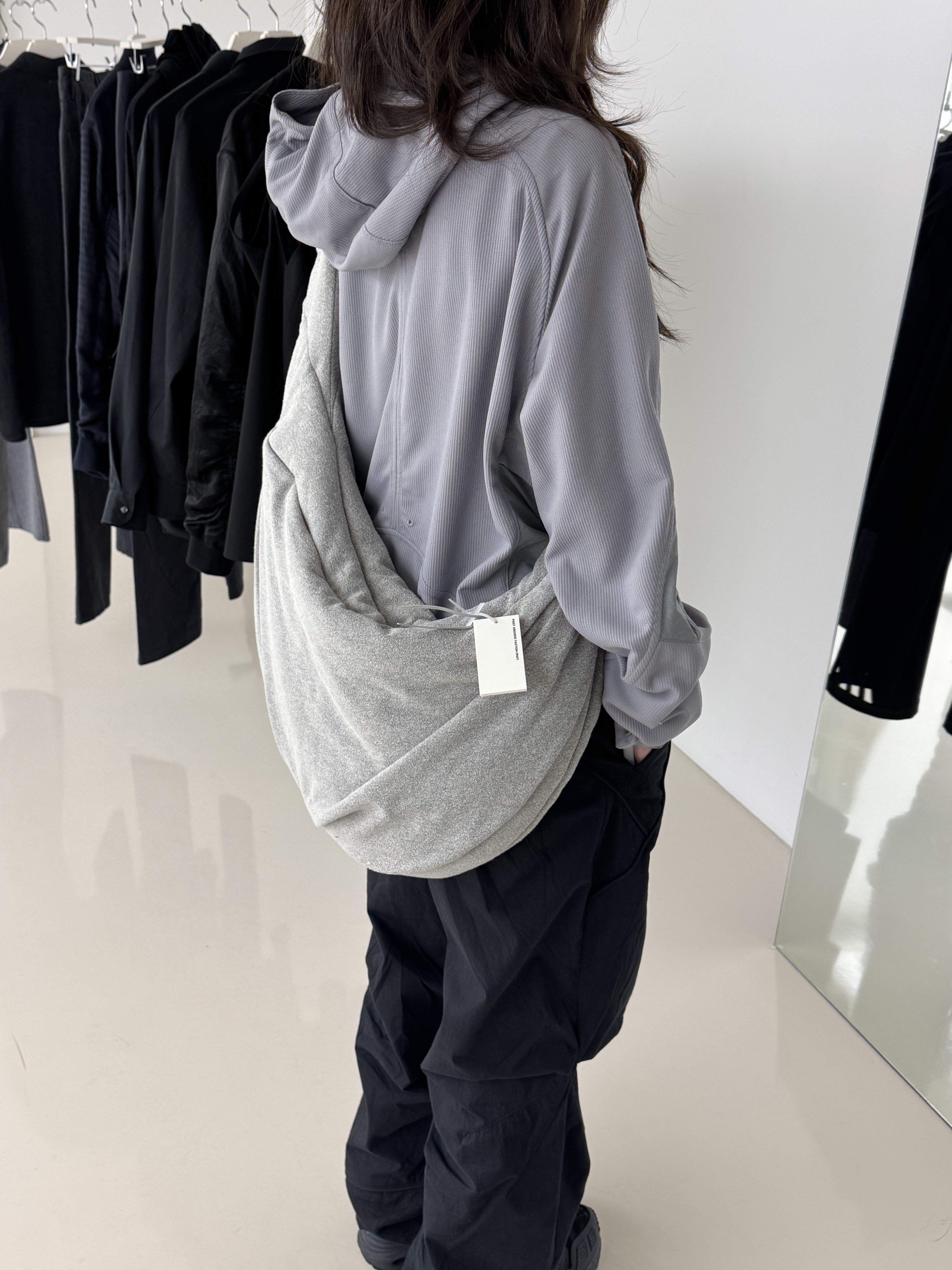 Sansan Gear Linen Block Pants Black, (W) Nike Air Max SNDR Gore-Tex Black and Dark Smoke Grey 착용 스타일