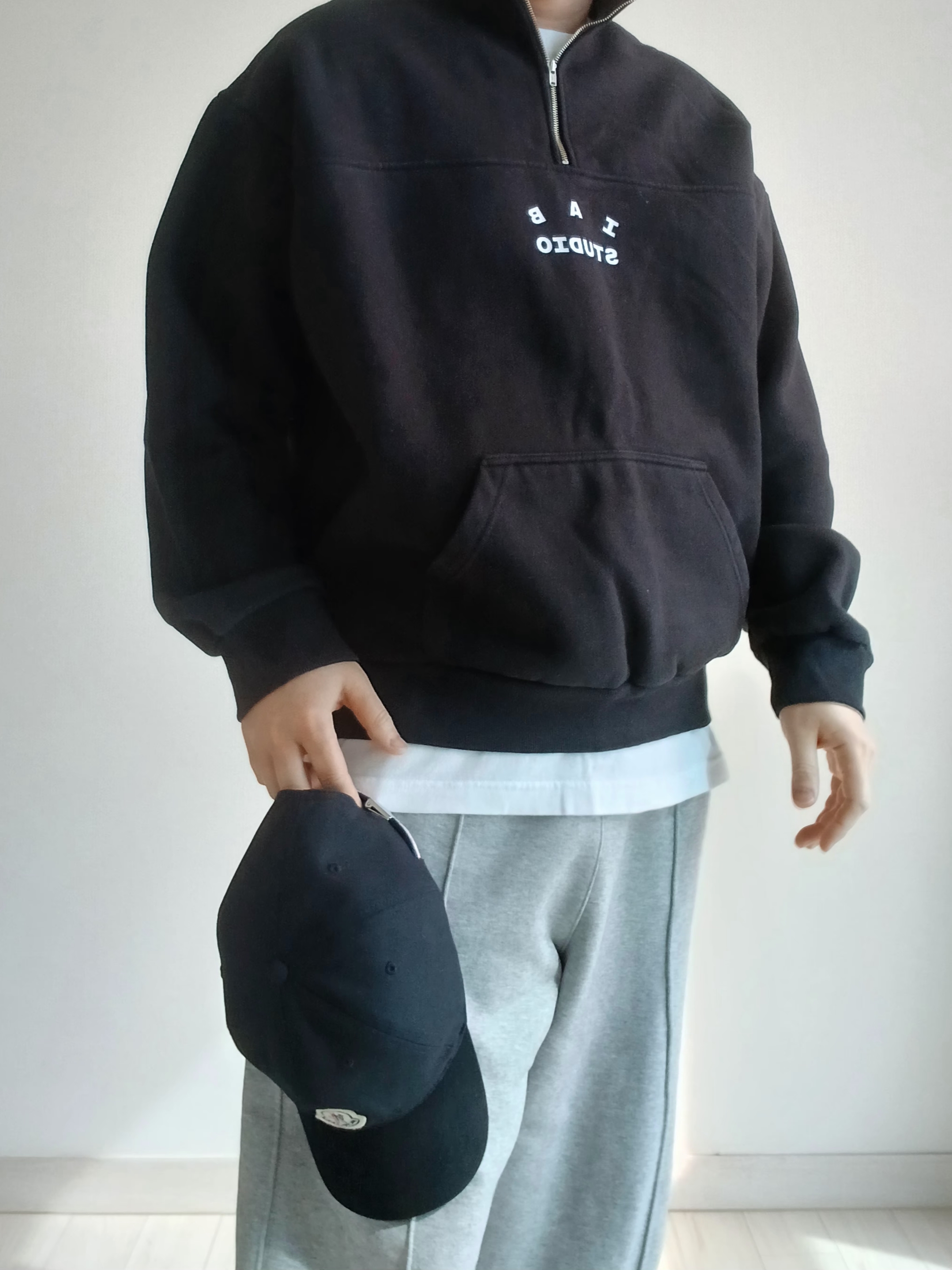 아이앱 스튜디오 하프 집업 블랙 화이트 | IAB Studio | KREAM