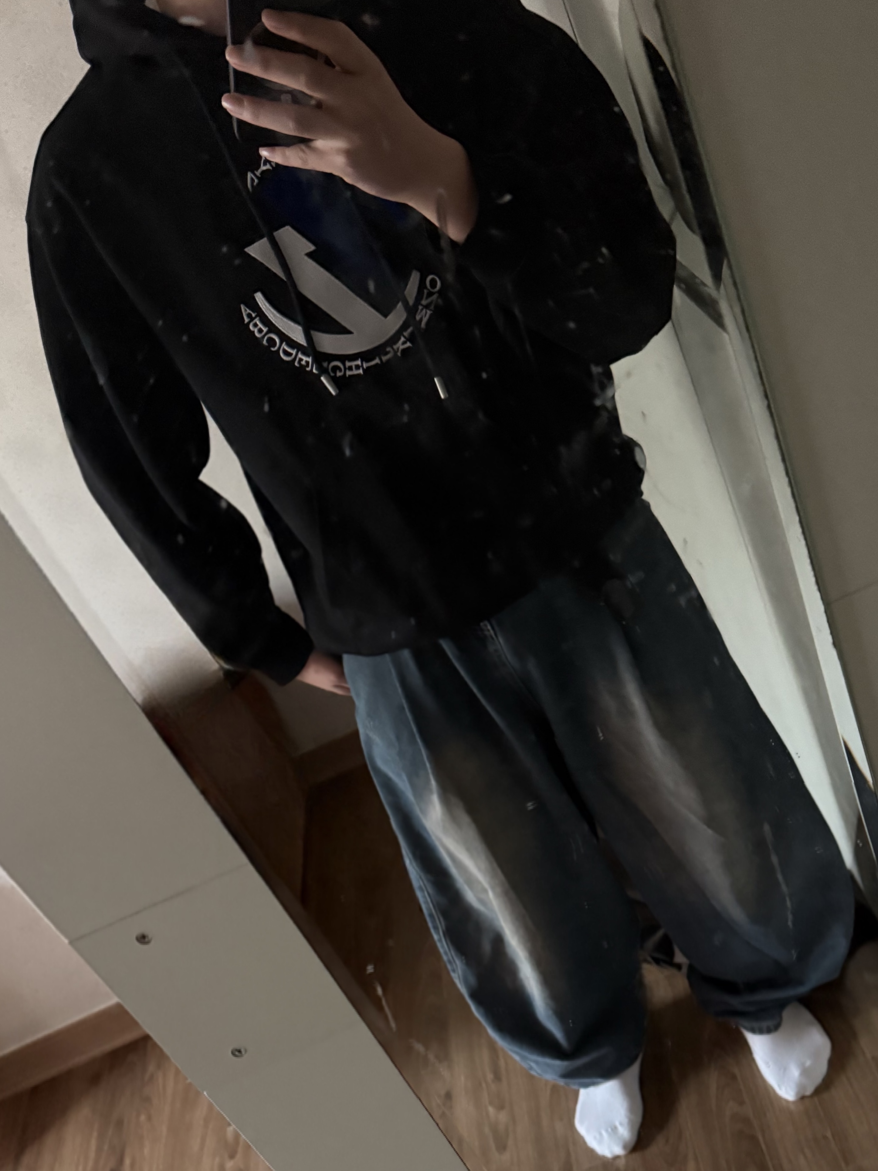 Zara x Ader Error Embroidery Hooded Sweatshirt Black 착용 스타일