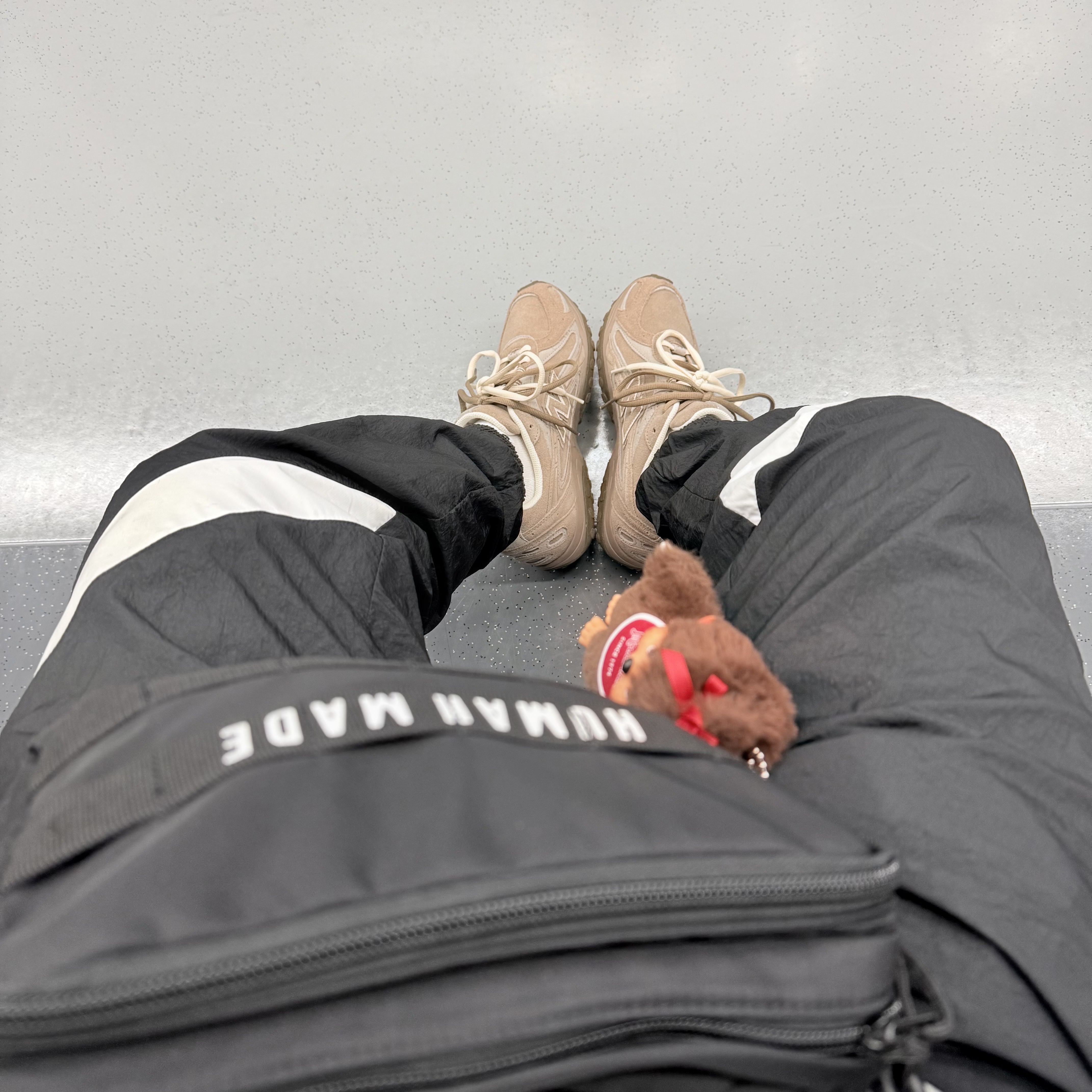 New Balance 204L Suede Mushroom Arid Stone, Human Made Military Pouch Small Black 착용 스타일 - 2