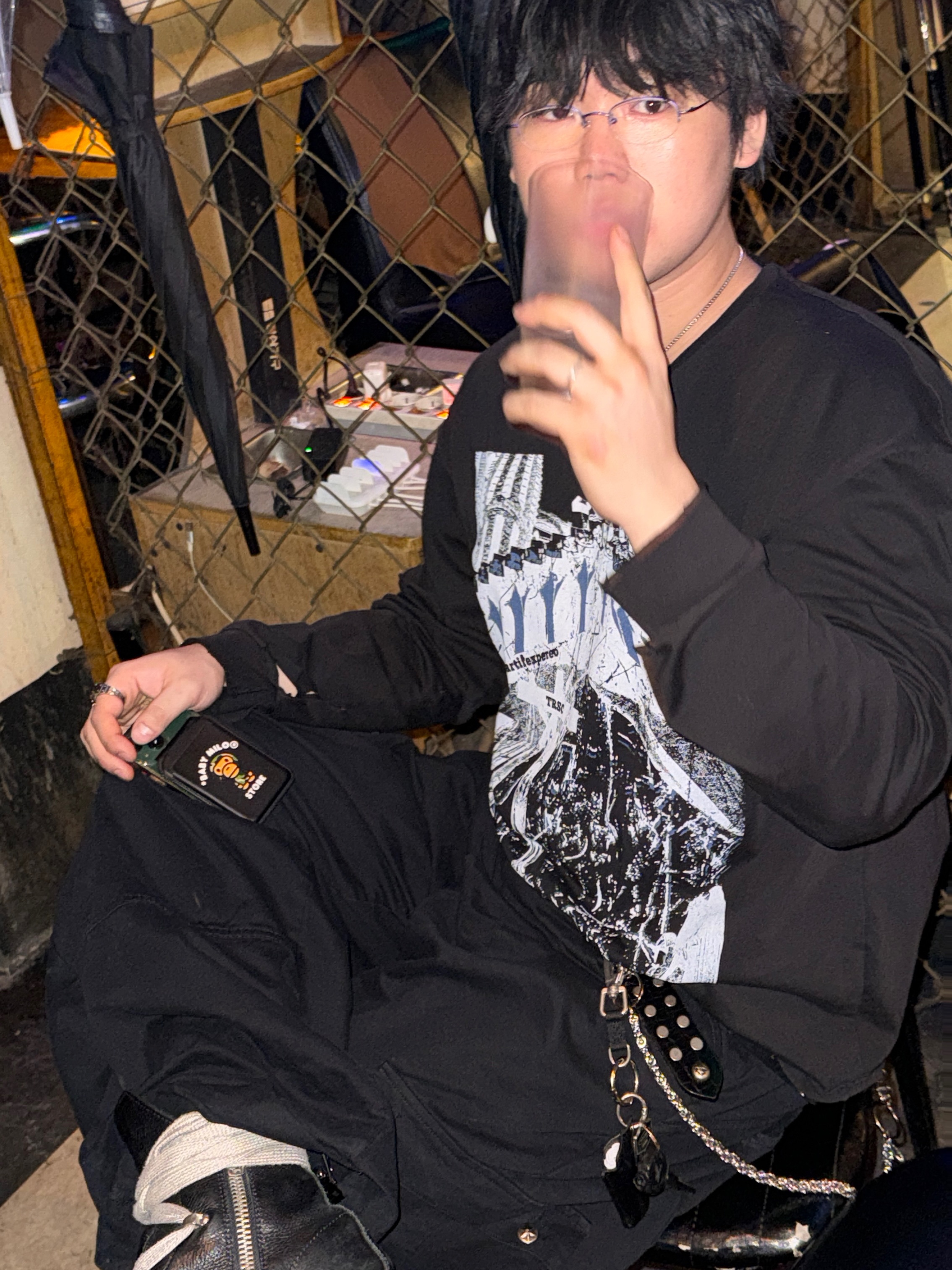 Dr. Martens x Rick Owens 1460 RO Leather Lace Up Platform Boots Black Lunar, BAPE Baby Milo MagSafe Card Holder Black 착용 스타일 - 1