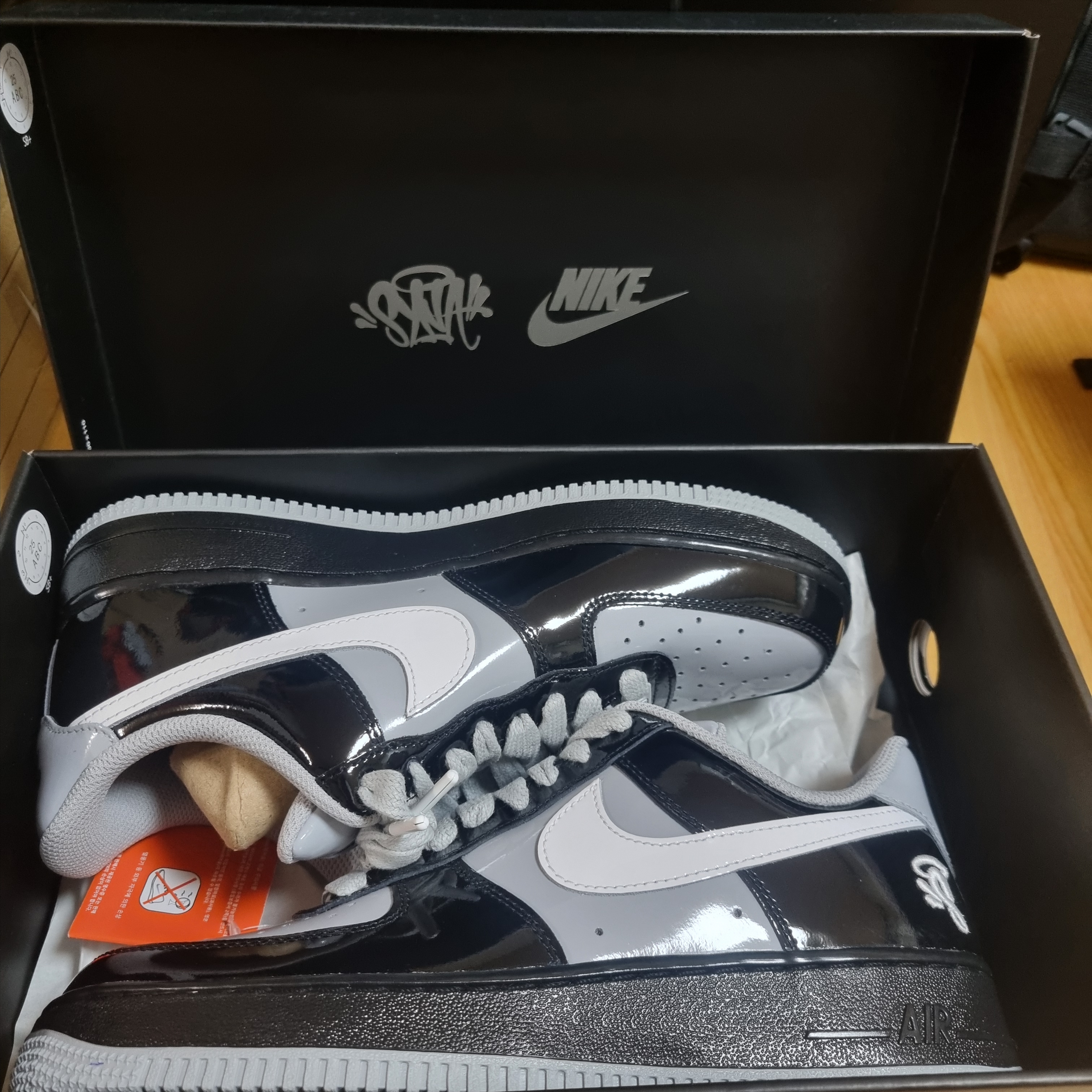 Nike x Syna Air Force 1 '07 Black and Light Smoke Grey 착용 스타일