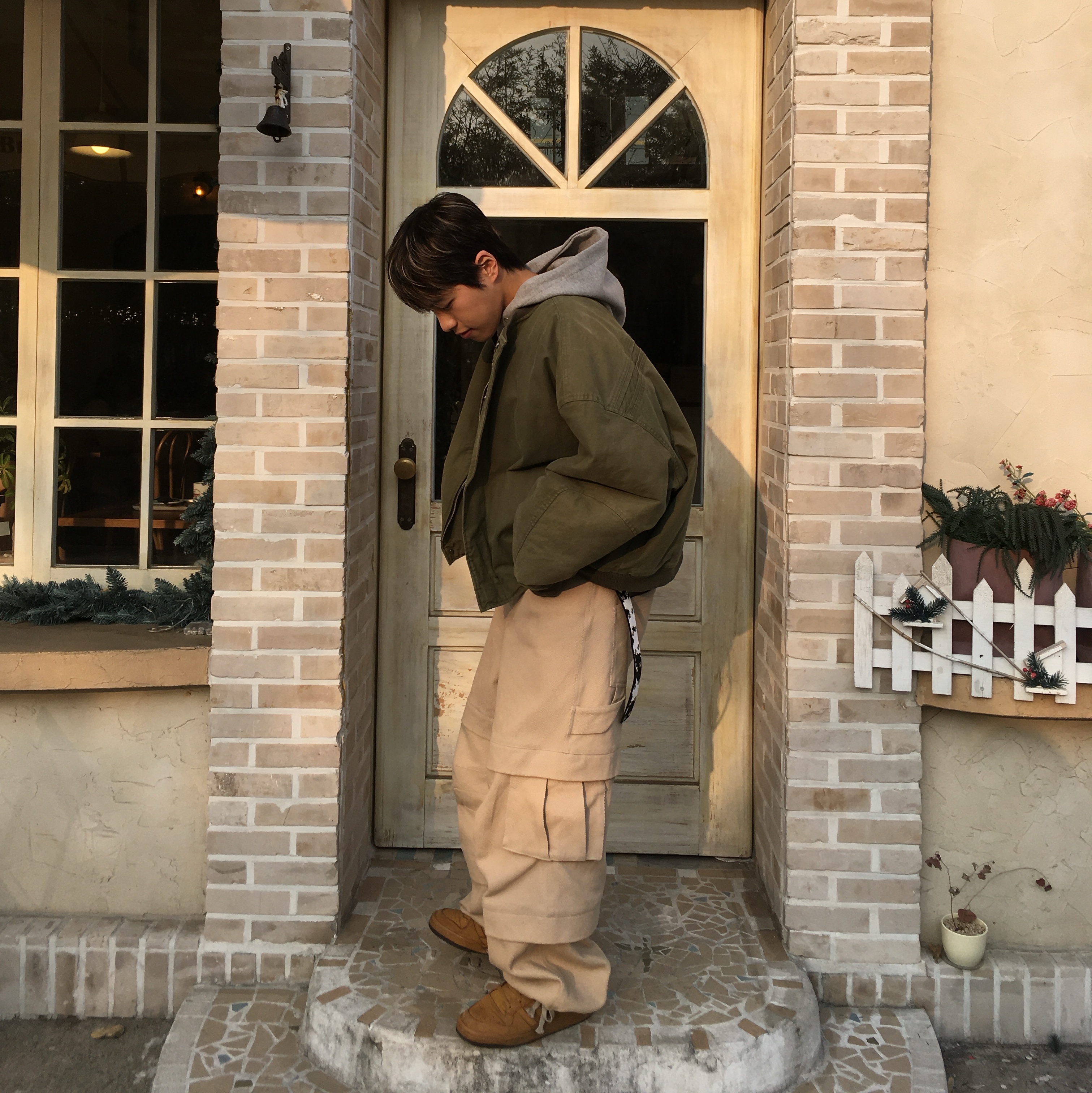 Nonnod Sulfur Dye Serge Bomber Jacket Vintage Khaki, Kamien Titan Baggy Pants Beige 착용 스타일 - 2