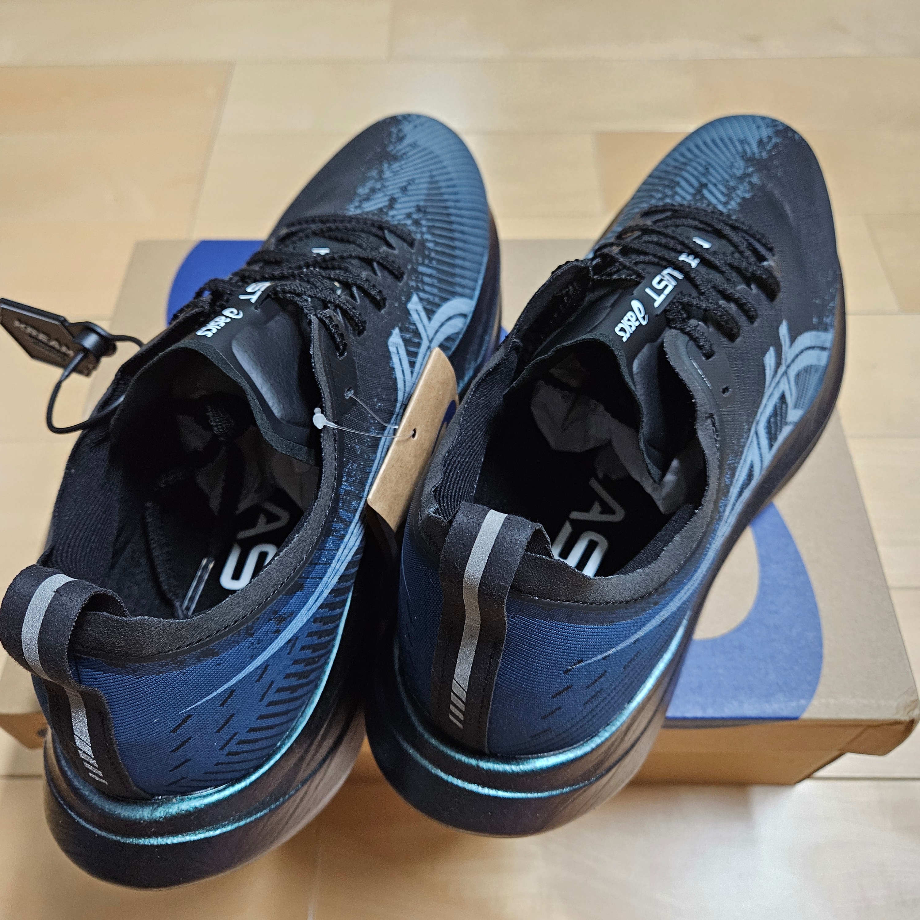 Asics Megablast Black White 착용 스타일 - 3