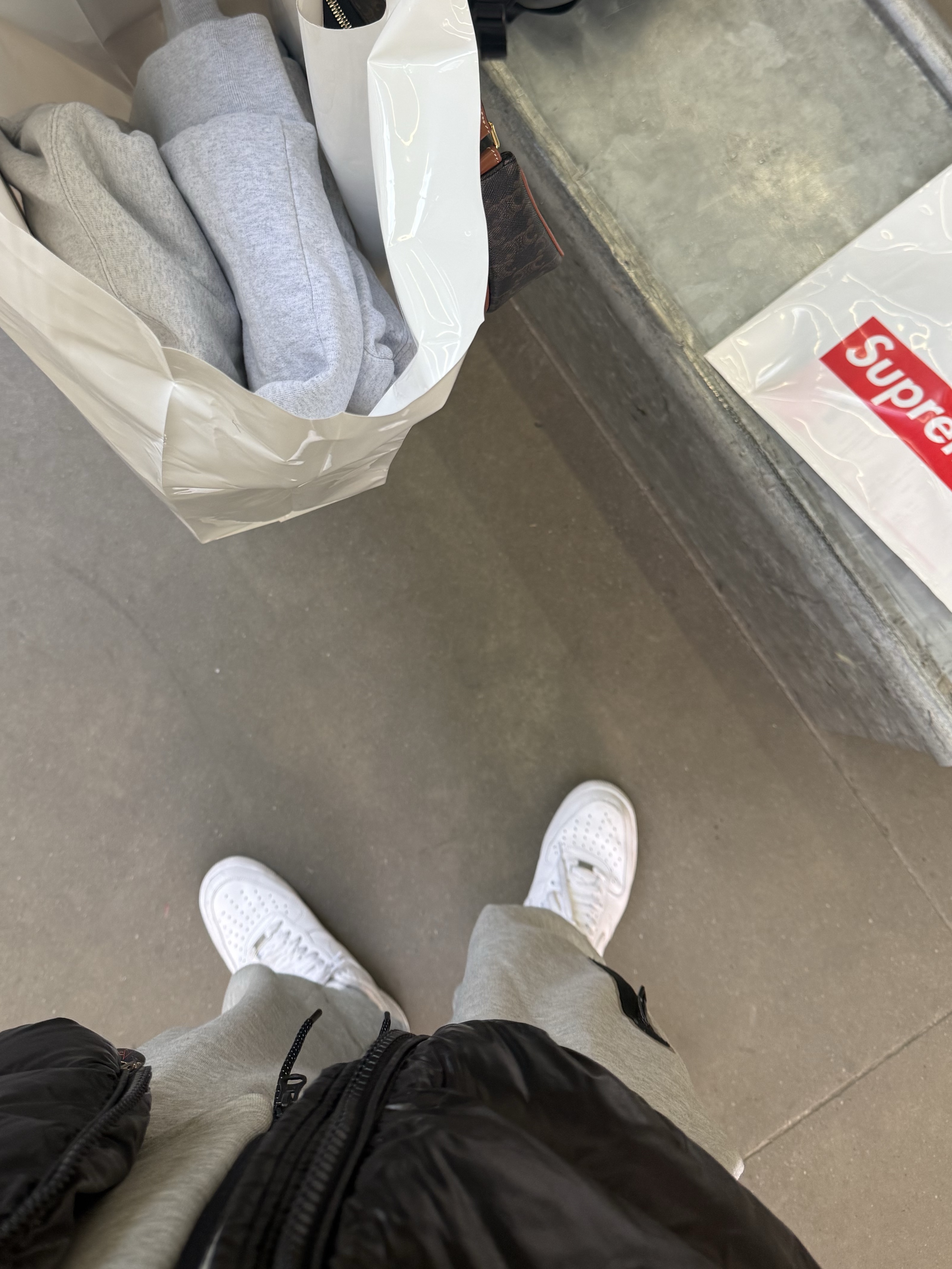 Nike Air Force 1 '07 Low White, Nike NSW Tech Fleece Jogger Dark Grey Heather - Asia 착용 스타일 - 2