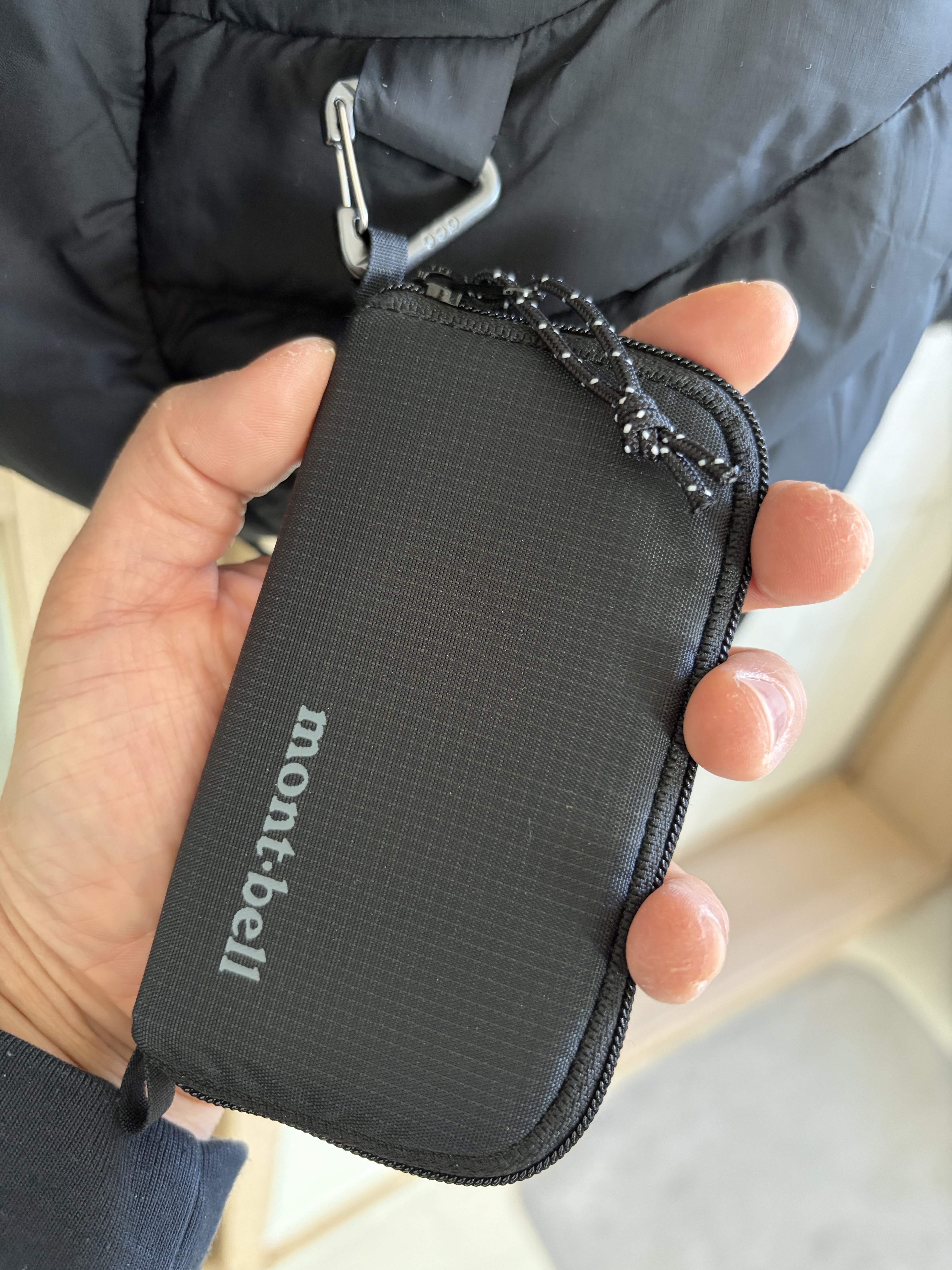 Montbell Mini Zip Wallet Black, Oakley Light Breathe Triple Black 착용 스타일 - 2
