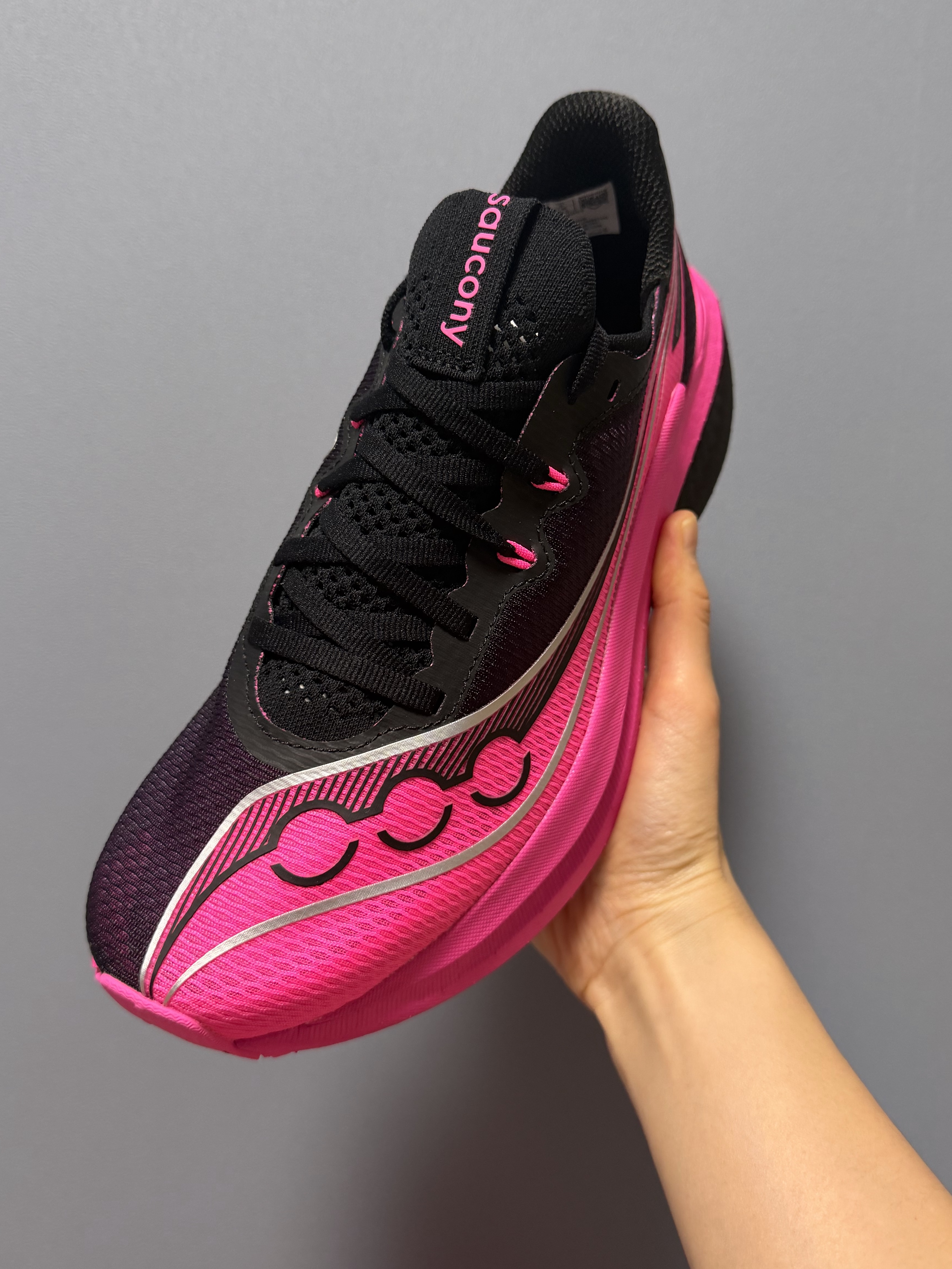 Saucony Endorphin Pro 5 White Black 착용 스타일 - 2
