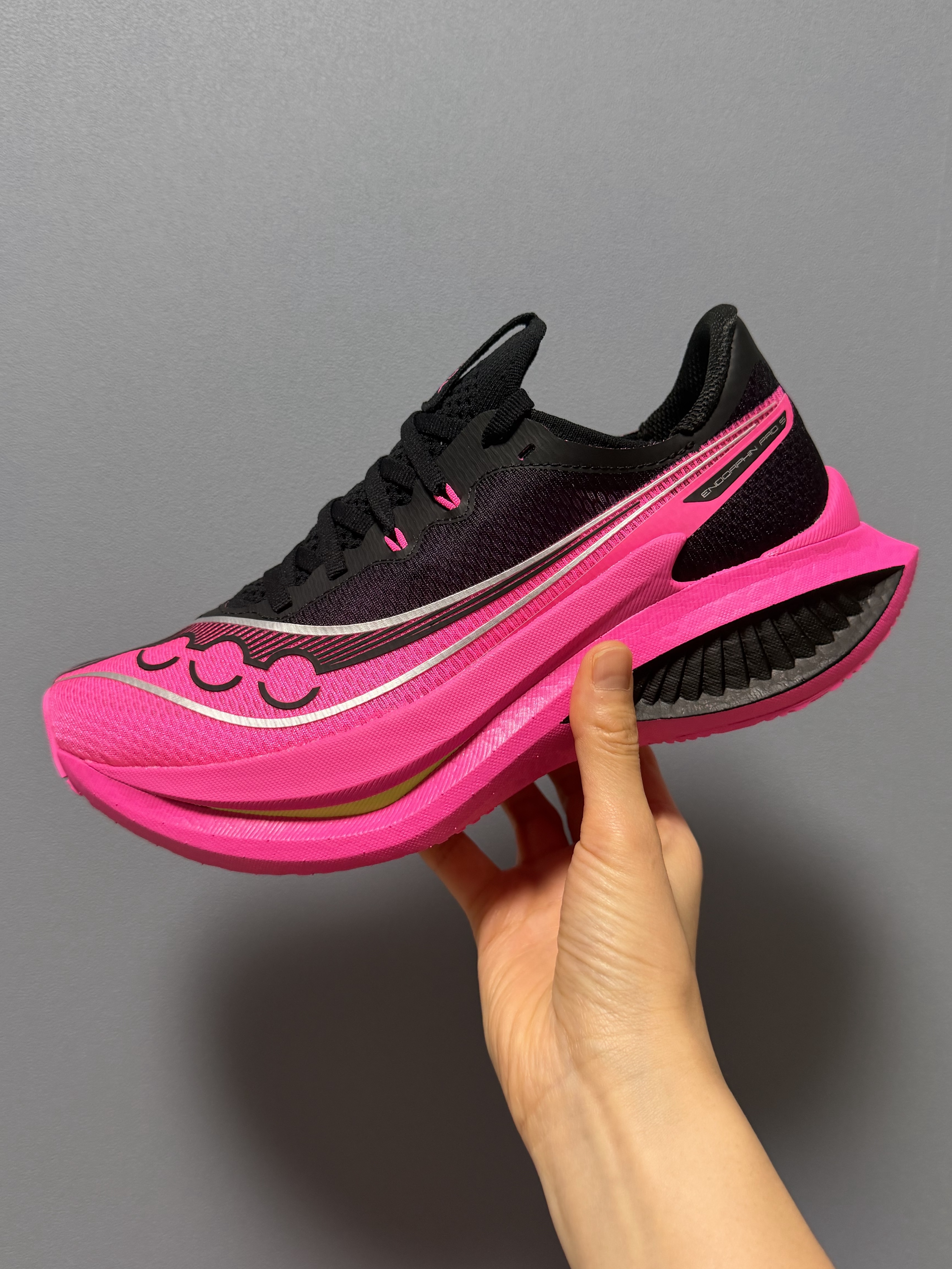 Saucony Endorphin Pro 5 White Black 착용 스타일 - 1