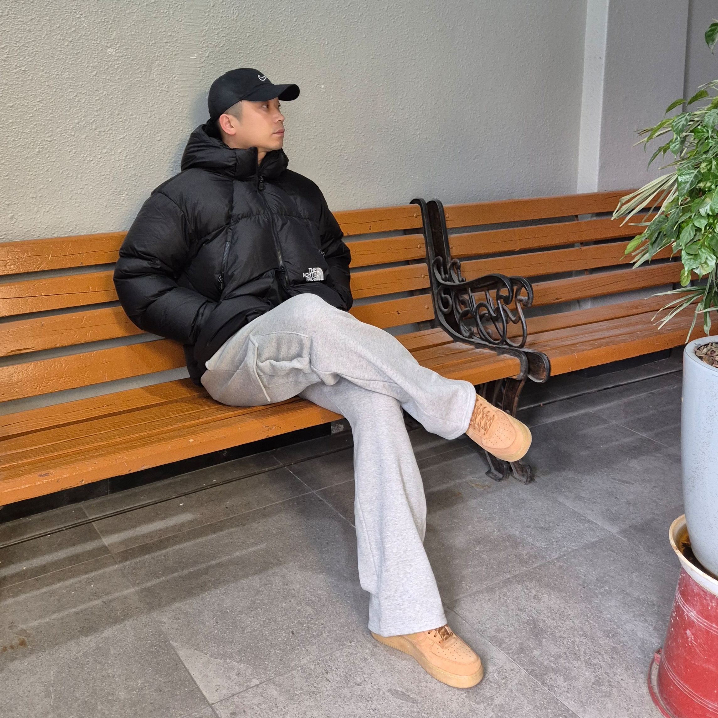 Nike Air Force 1 '07 WB Flax, The North Face White Label Project Down Jacket RDS Black - 25FW 착용 스타일 - 2