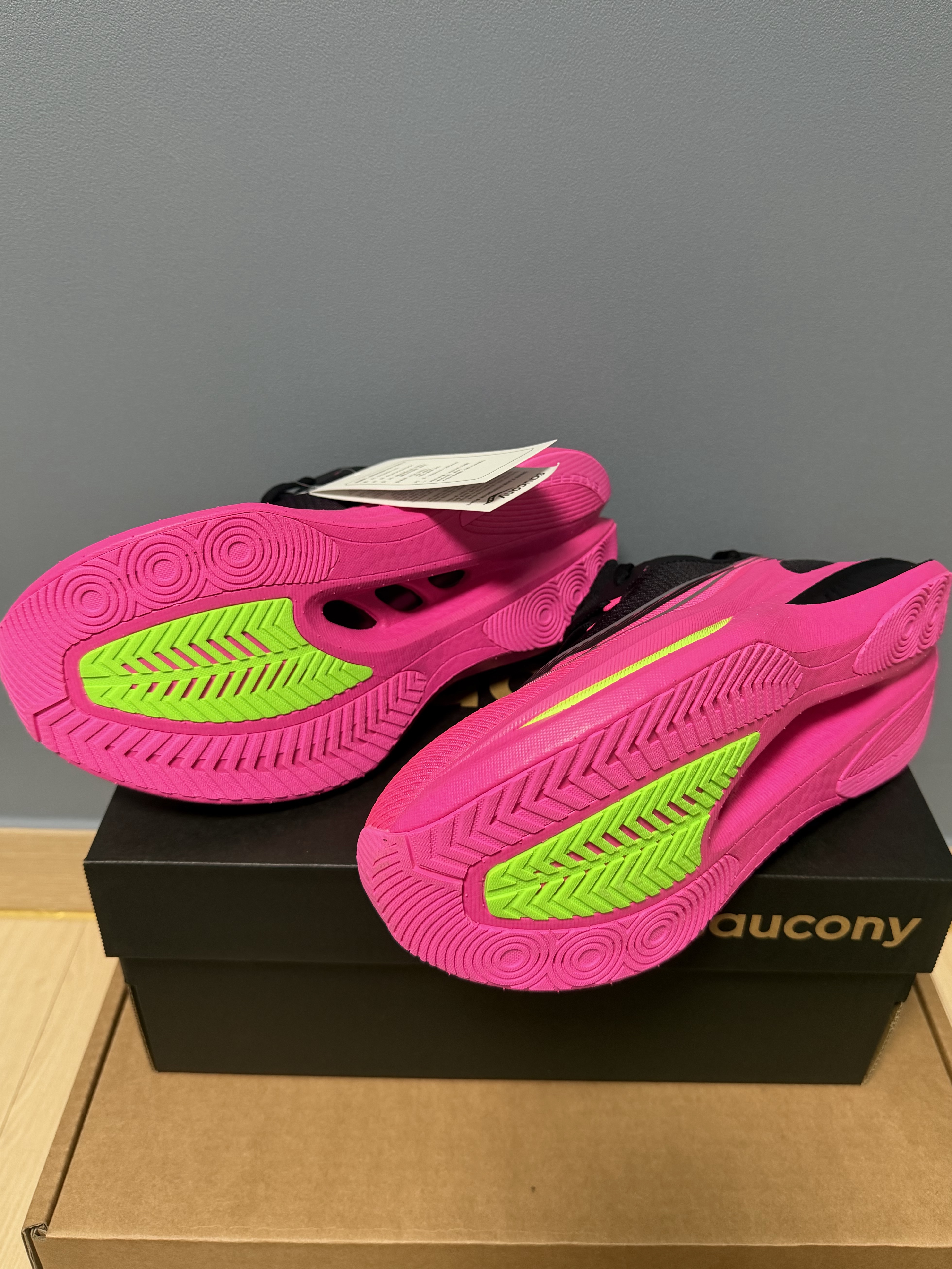 Saucony Endorphin Pro 5 White Black 착용 스타일 - 4