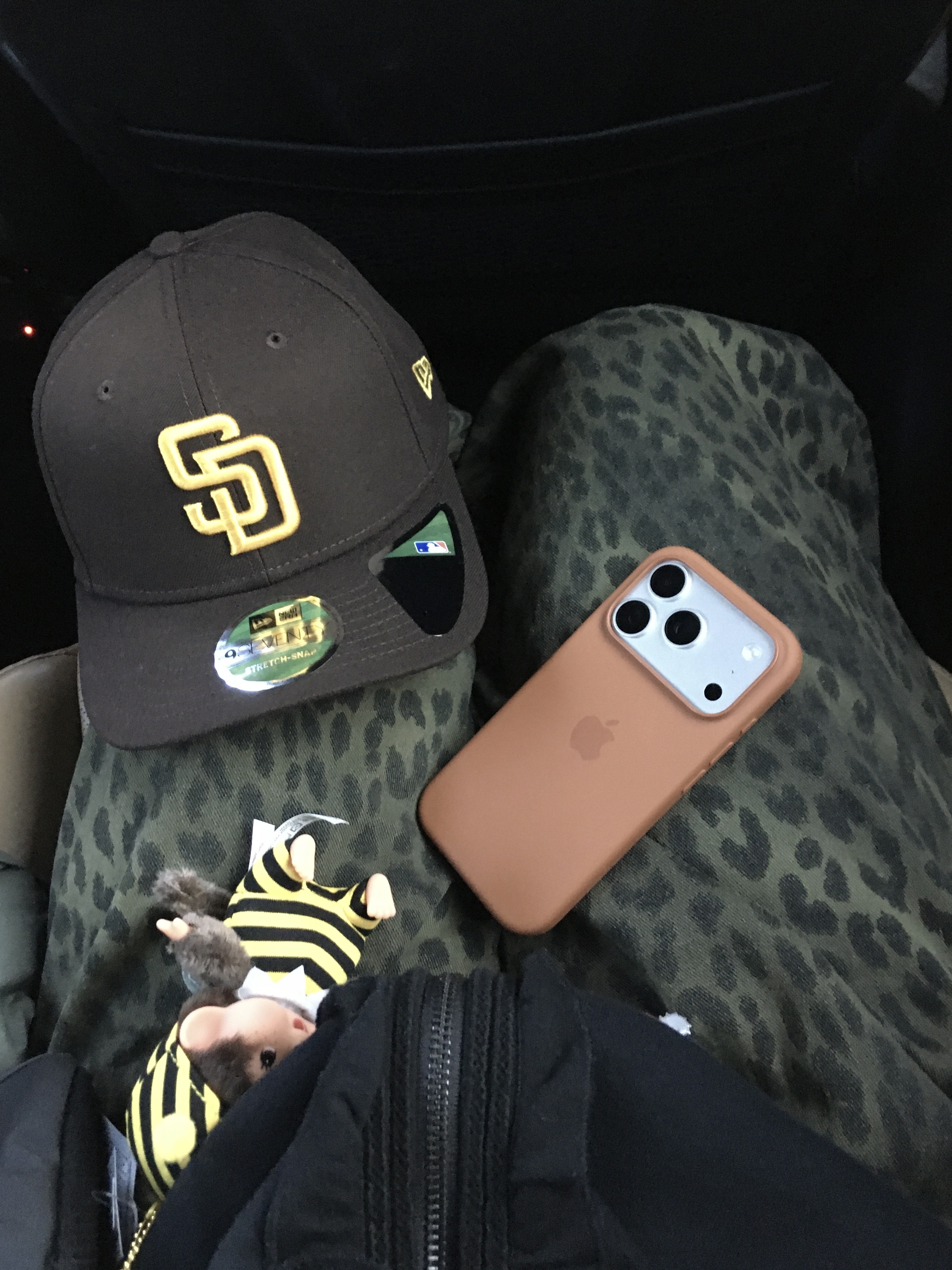 ersco Leopard Baggy Trousers Khaki, Monchhichi COLORS Keychain Yellow 착용 스타일 - 1