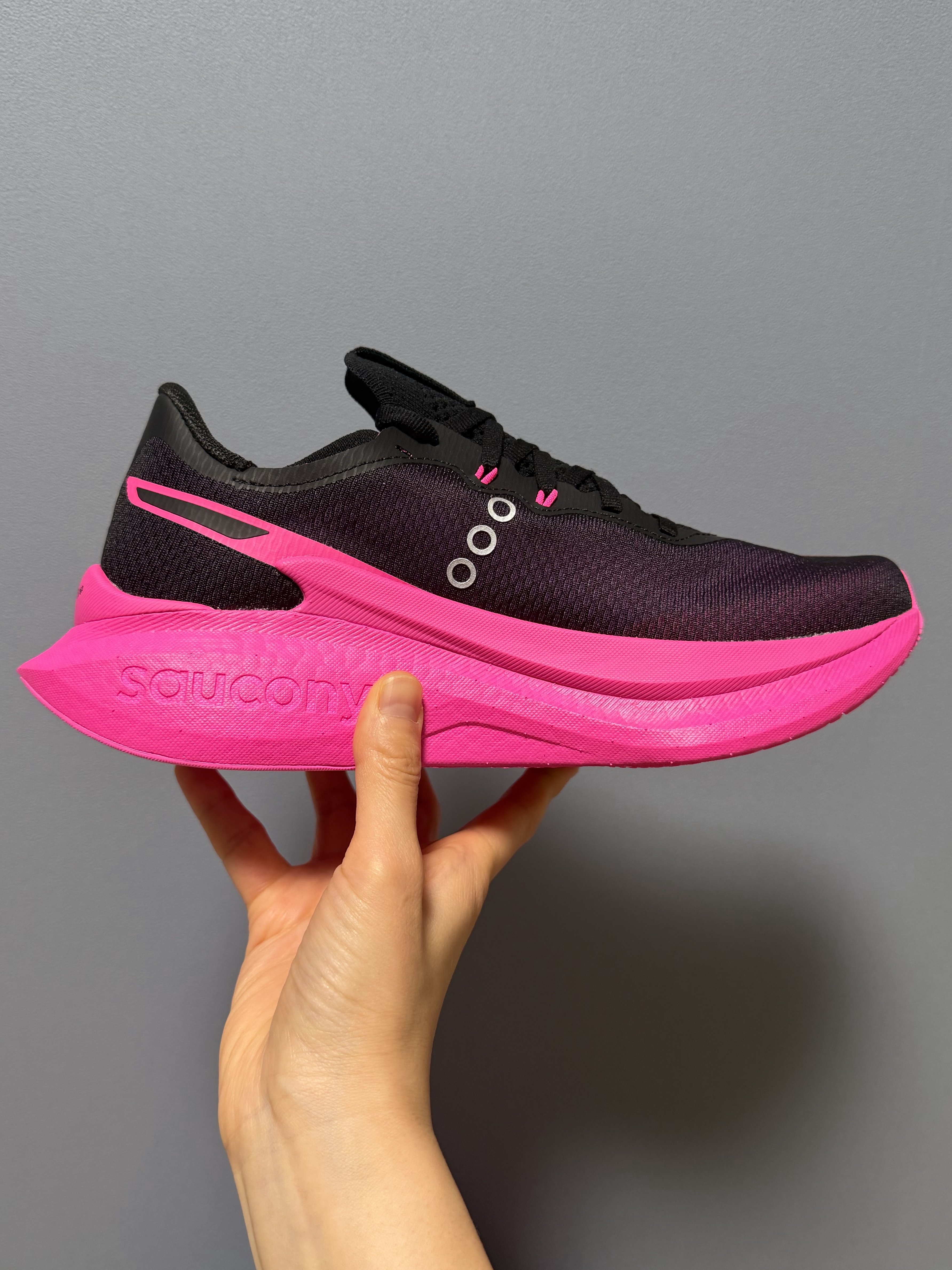 Saucony Endorphin Pro 5 White Black 착용 스타일 - 3
