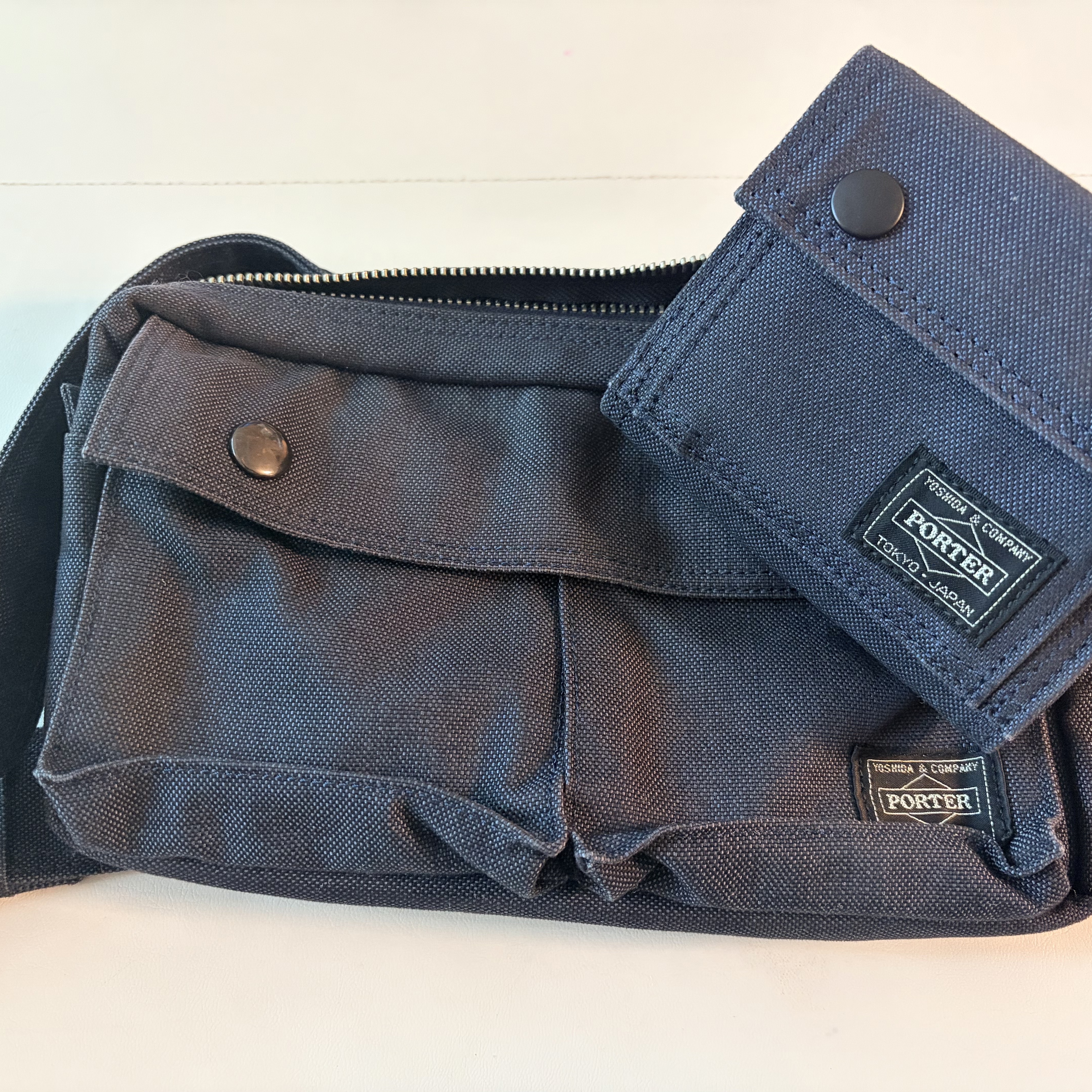 Porter Smoky Waist Bag Navy Blue 착용 스타일