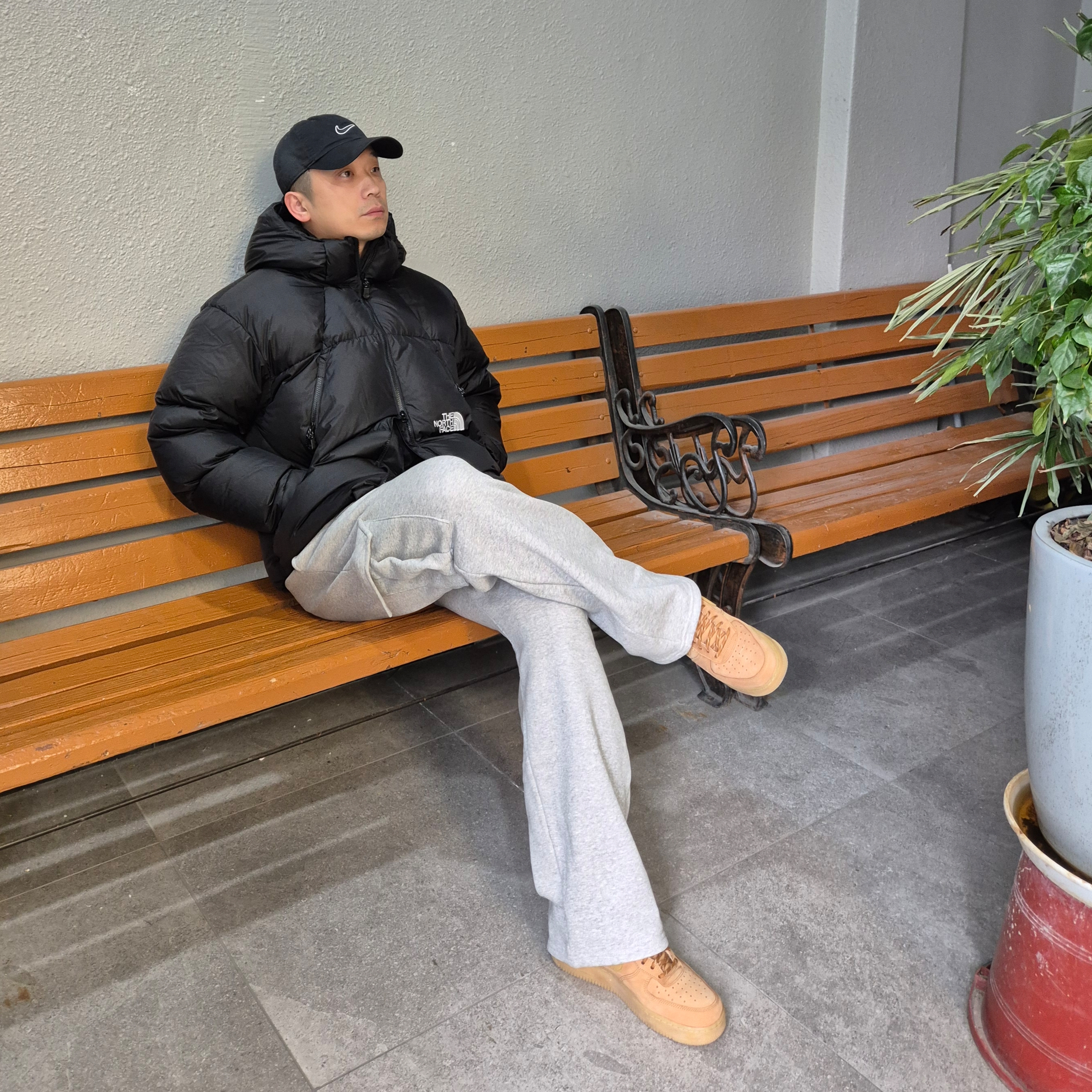 Nike Air Force 1 '07 WB Flax, The North Face White Label Project Down Jacket RDS Black - 25FW 착용 스타일 - 1