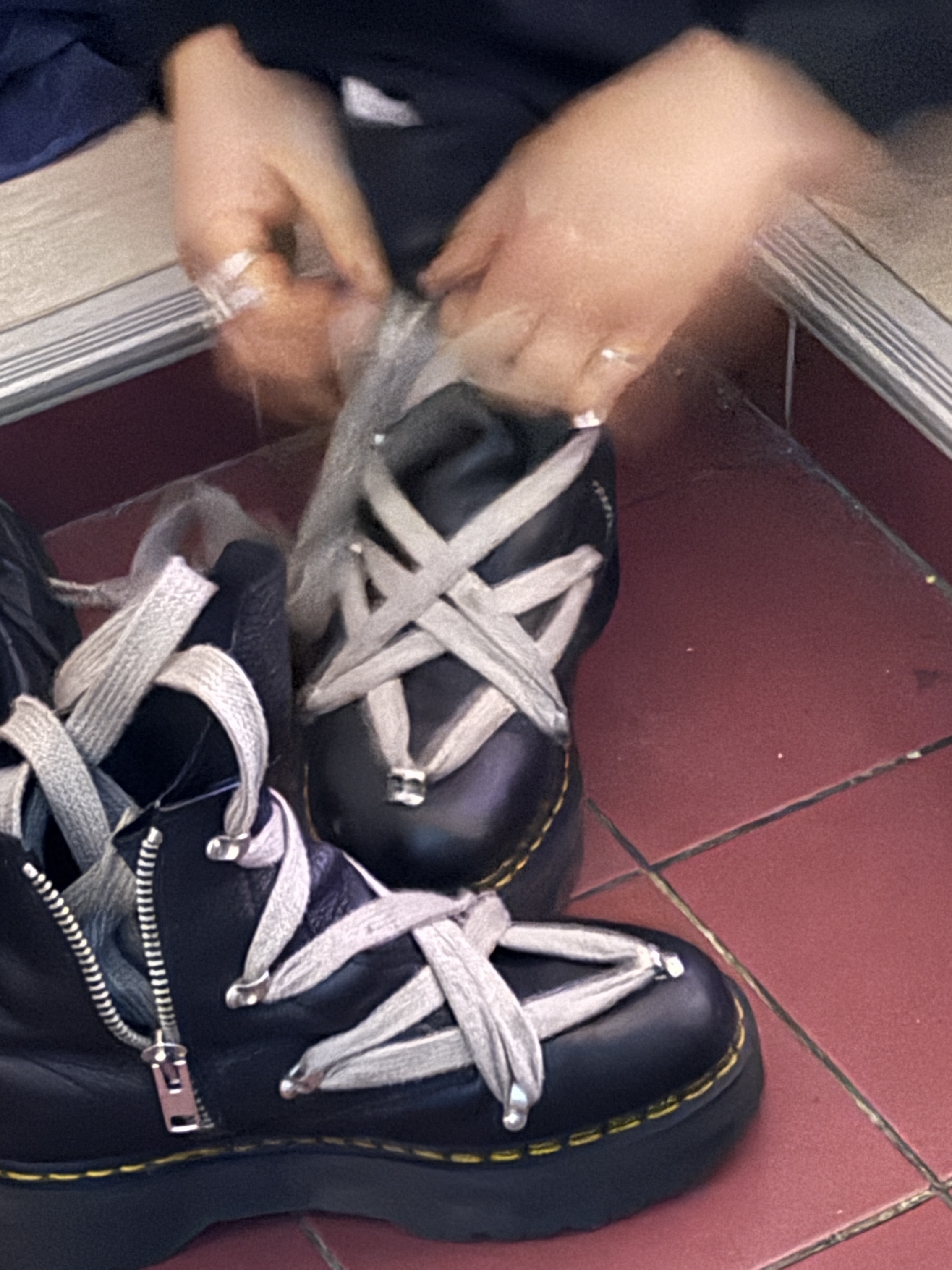 Dr. Martens x Rick Owens 1460 RO Leather Lace Up Platform Boots Black Lunar, BAPE Baby Milo MagSafe Card Holder Black 착용 스타일 - 2