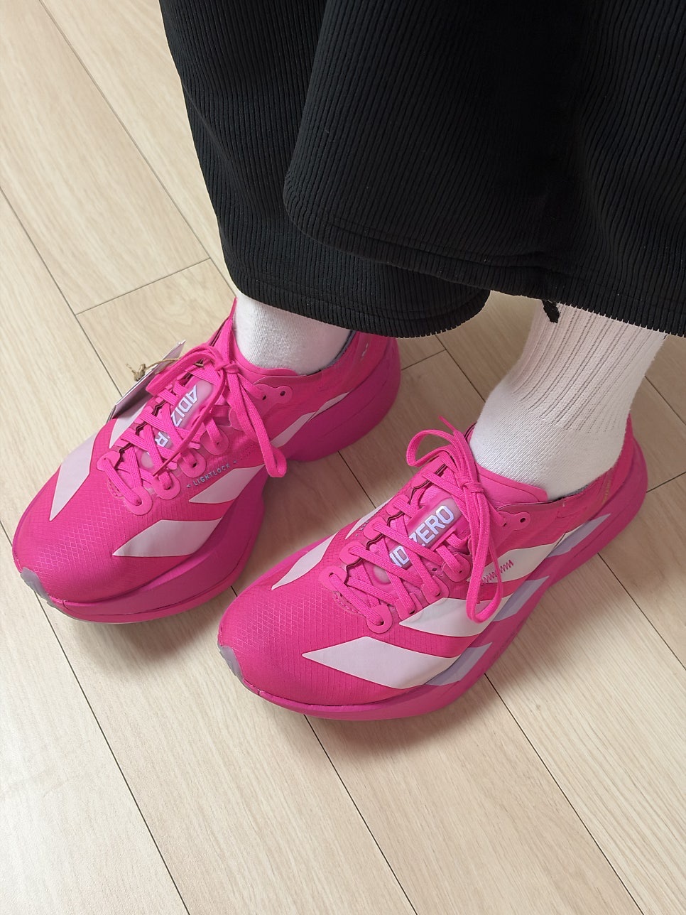 (W) Adidas Adizero Adios Pro 4 Shock Pink Zero Metalic 착용 스타일 - 1