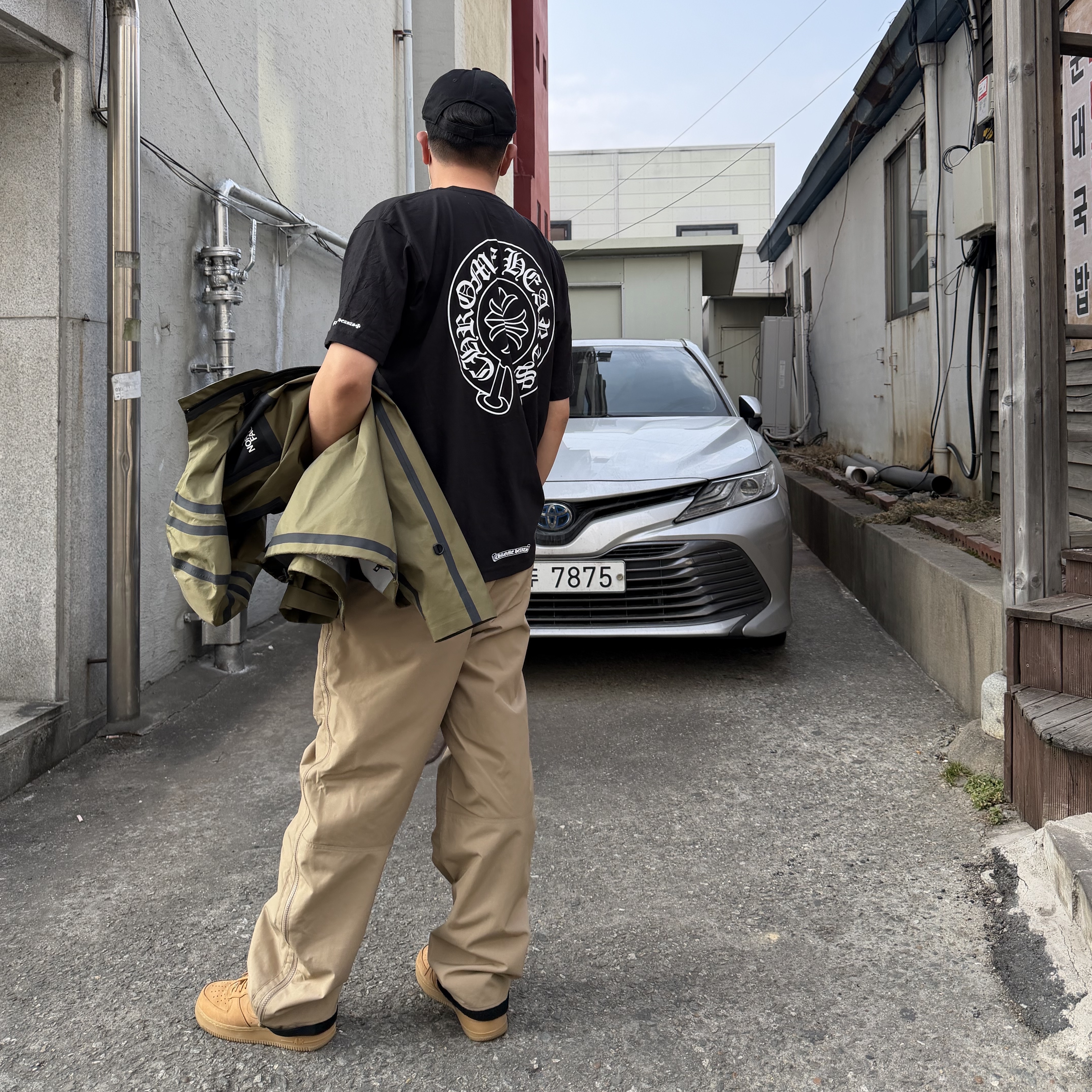 Chrome Hearts Horseshoe Logo Pocket T-Shirt Black, Nike x Stussy Utility Pants Pine Nut (HQ8545-223) 착용 스타일