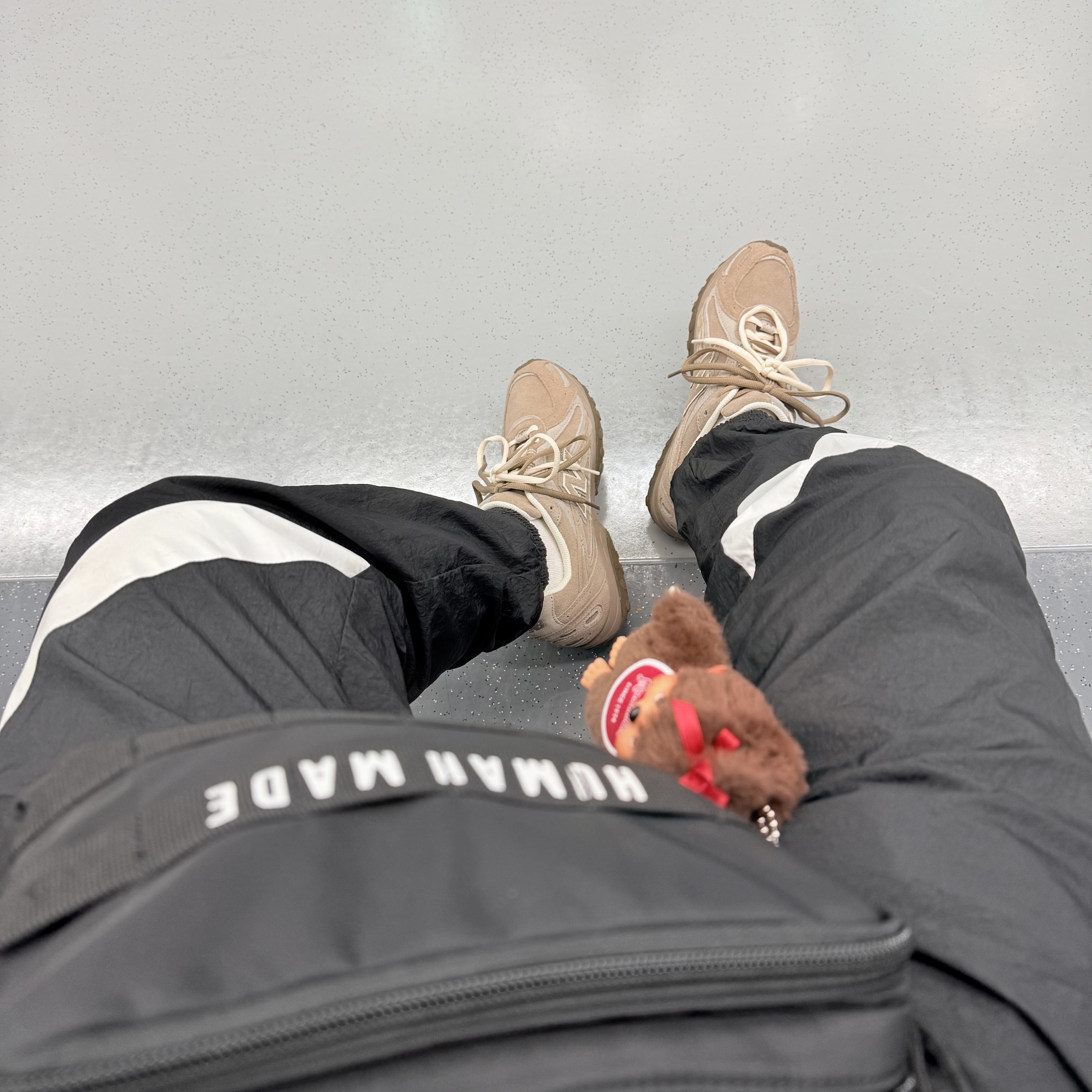 New Balance 204L Suede Mushroom Arid Stone, Human Made Military Pouch Small Black 착용 스타일 - 1