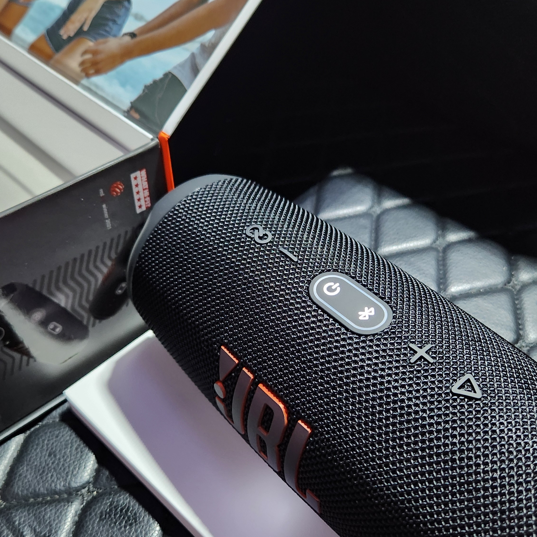 JBL CHARGE5 Portable Bluetooth Speaker Black 착용 스타일