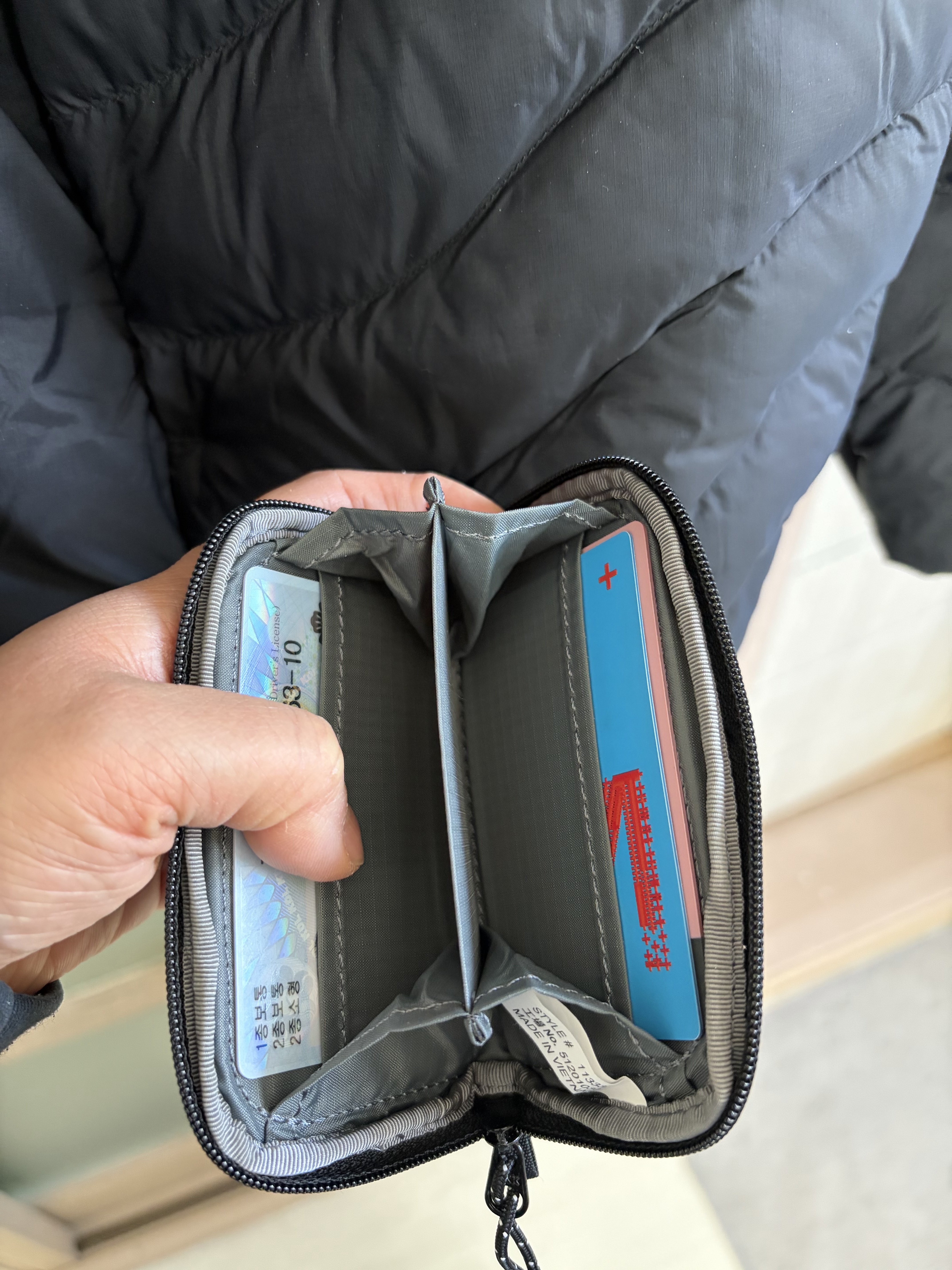Montbell Mini Zip Wallet Black, Oakley Light Breathe Triple Black 착용 스타일 - 3