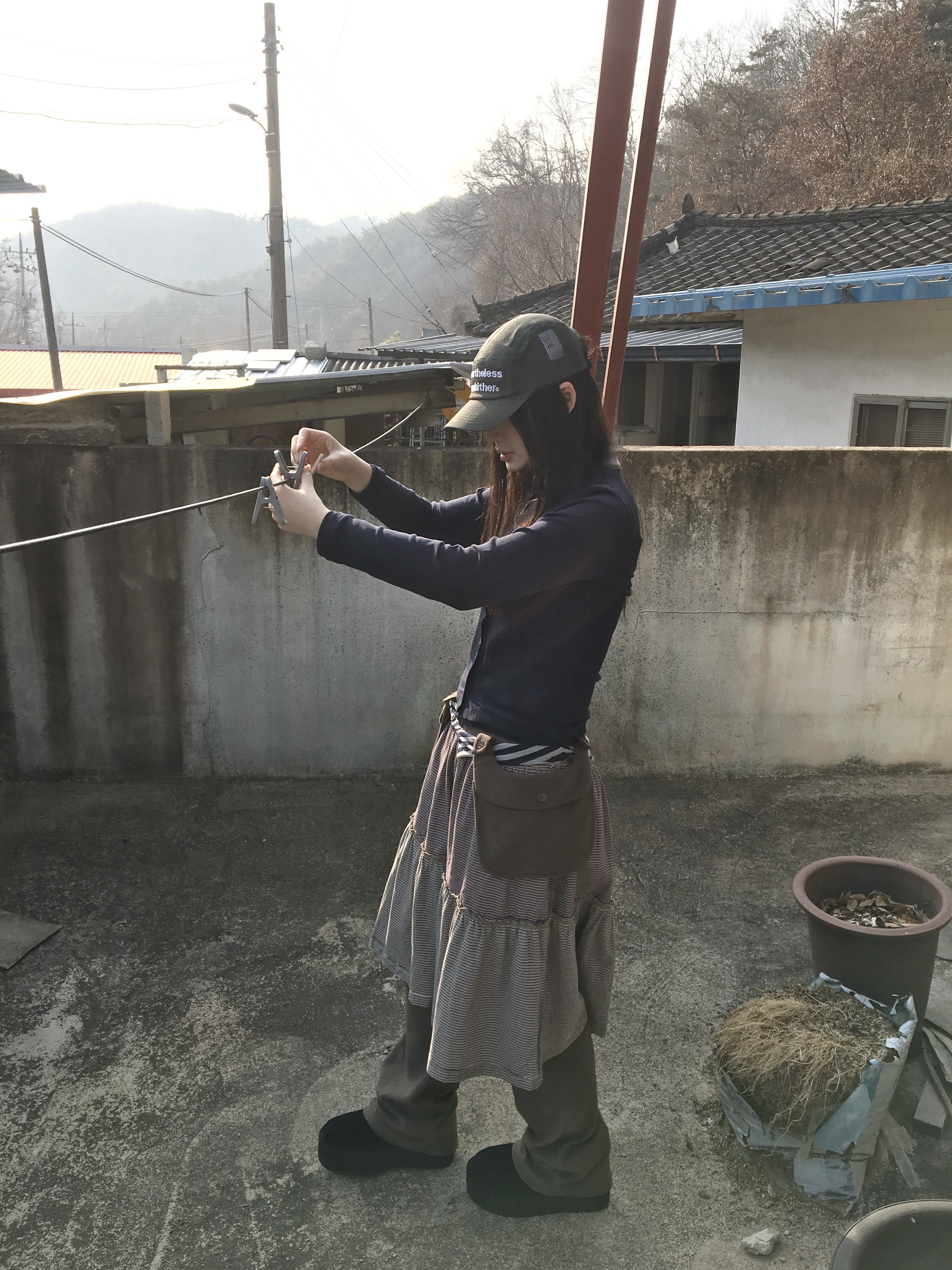 (W) UGG Classic Ultra Mini Platform Boots Black, COYSEIO Colored Stripe Midi Skirt Grey Beige 착용 스타일 - 2