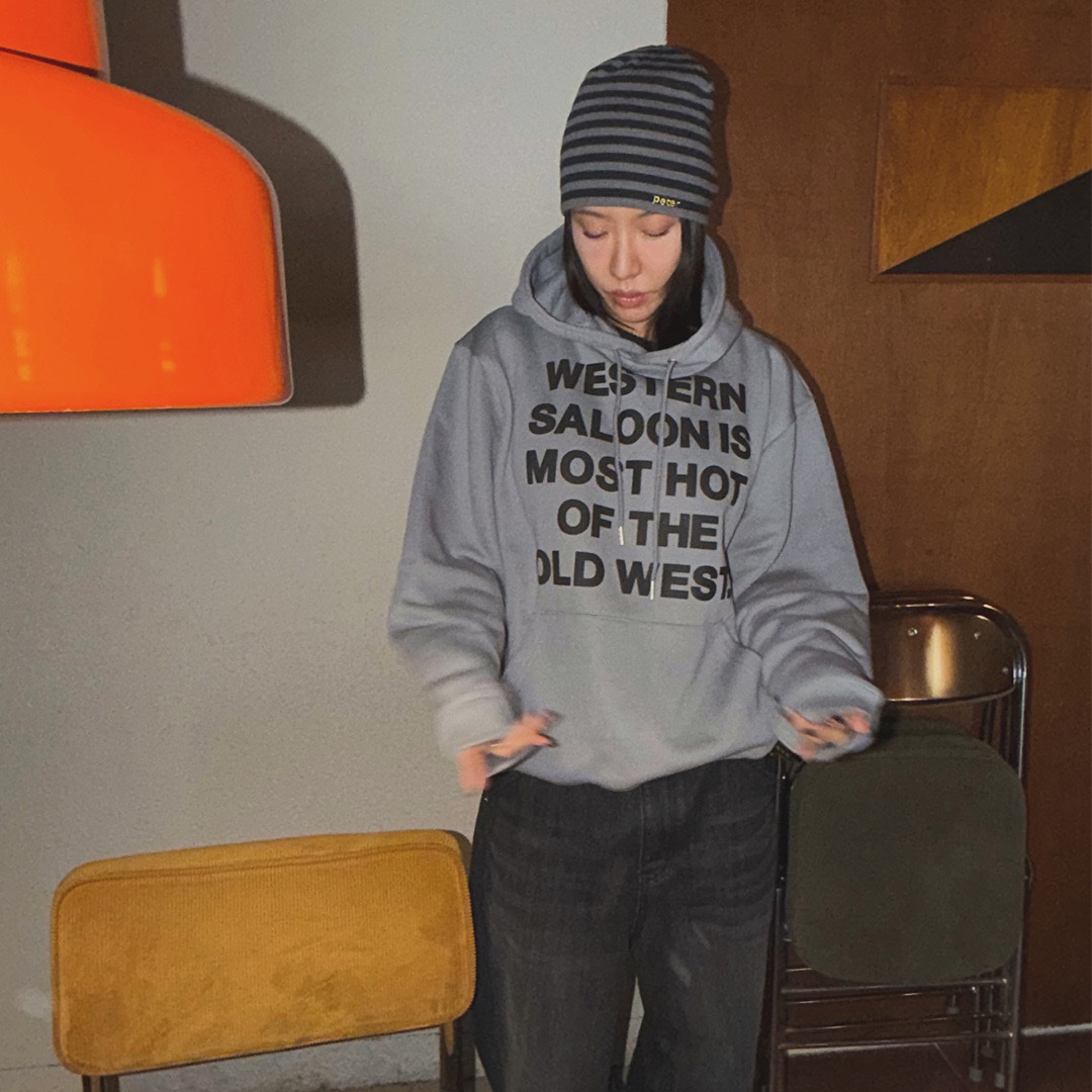 Thevinylhouse Typo Hoodie Grey 착용 스타일