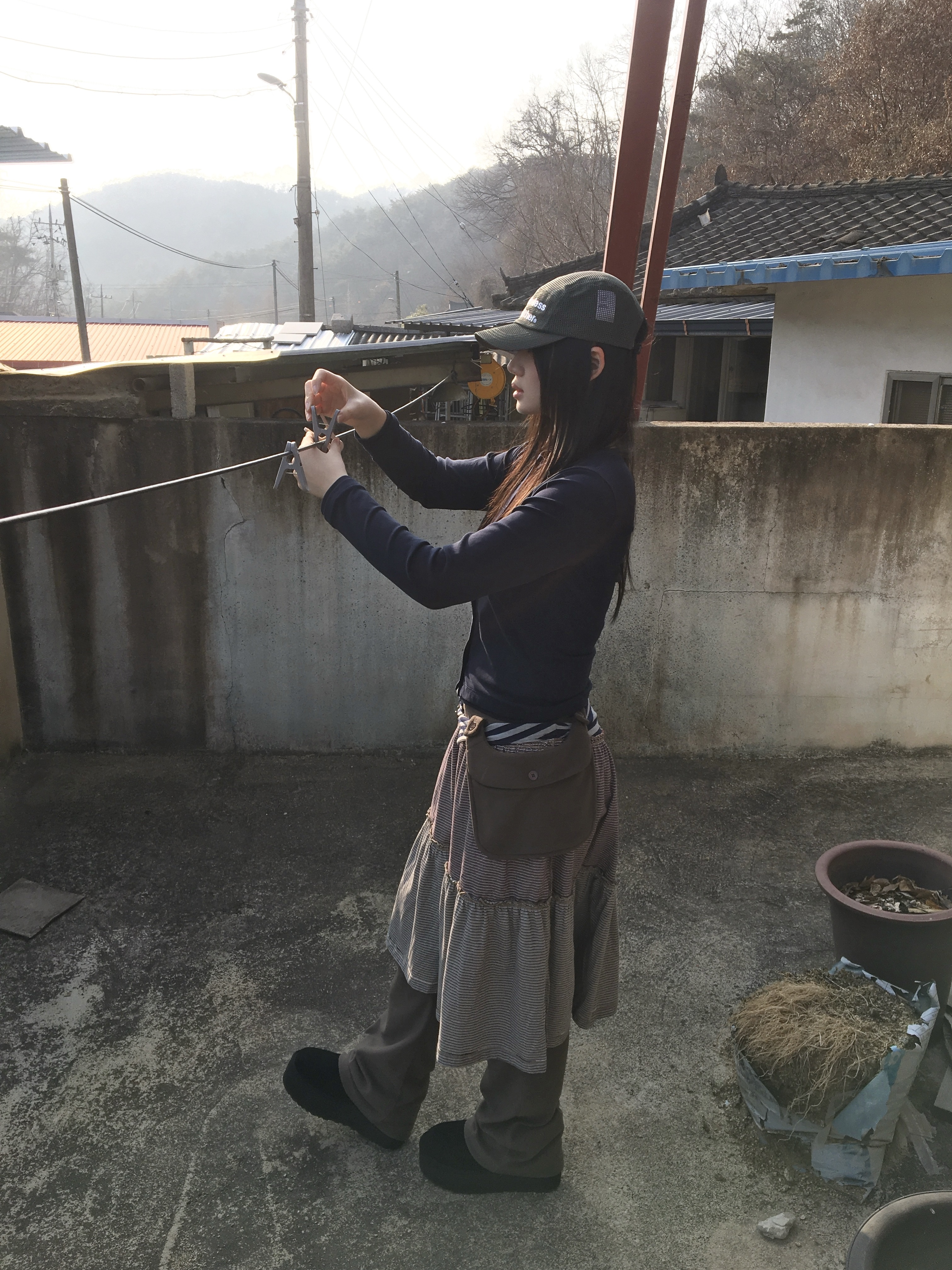 (W) UGG Classic Ultra Mini Platform Boots Black, COYSEIO Colored Stripe Midi Skirt Grey Beige 착용 스타일 - 1